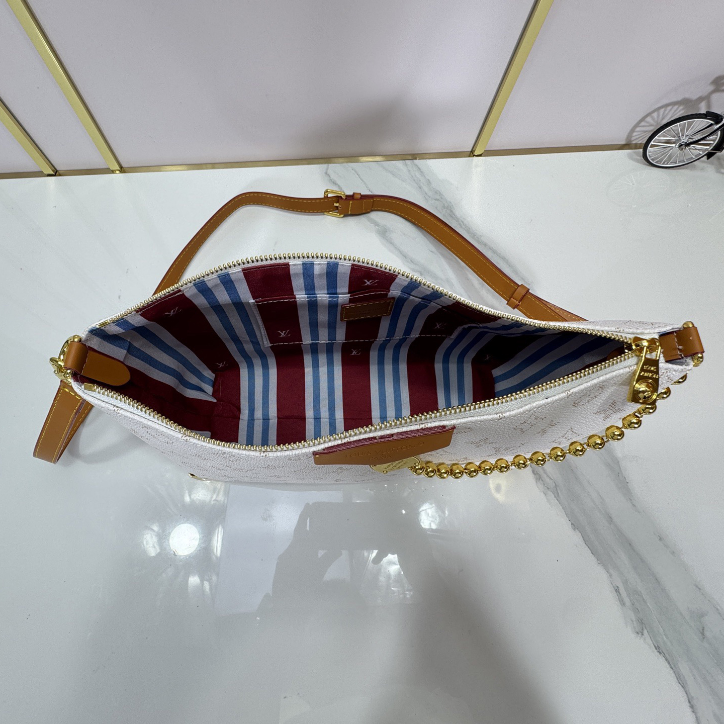 LV High Qualities Women Shoulder Bags Luxuries Leather Trim And Gold Metal Handle Length Can Be Adjusted To The Most Appropriate Length The Bag Has Sufficient Space To Store Mobile Phones Business Card Holders Lipstick And Keys Female Hand Bag