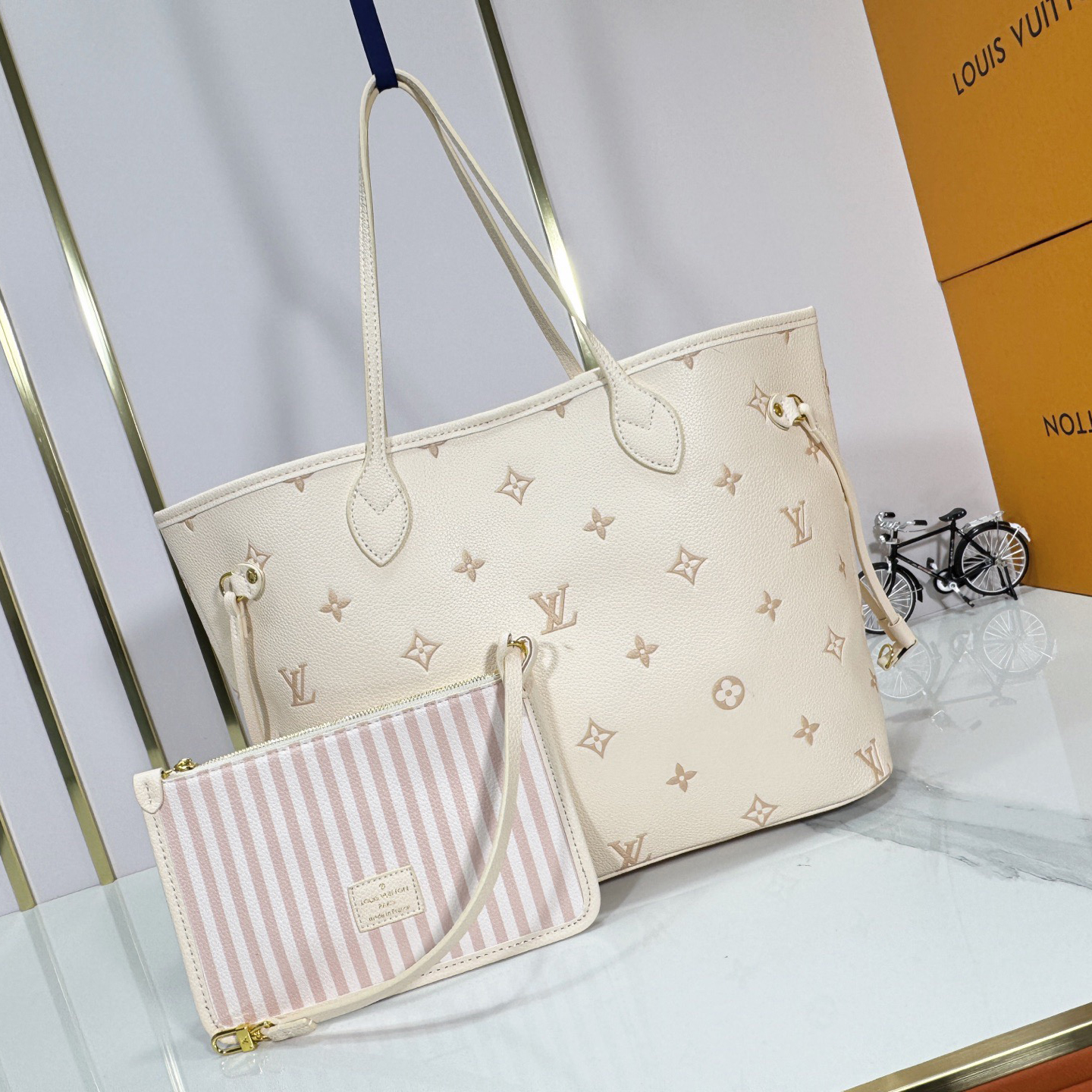 LV Designer Bagss Luxury Bag Classic Handbag The Its Ample Interior Can Accommodate Printed Laptops And Other Office Supplies Fashion Bag High Quality Leather Bag