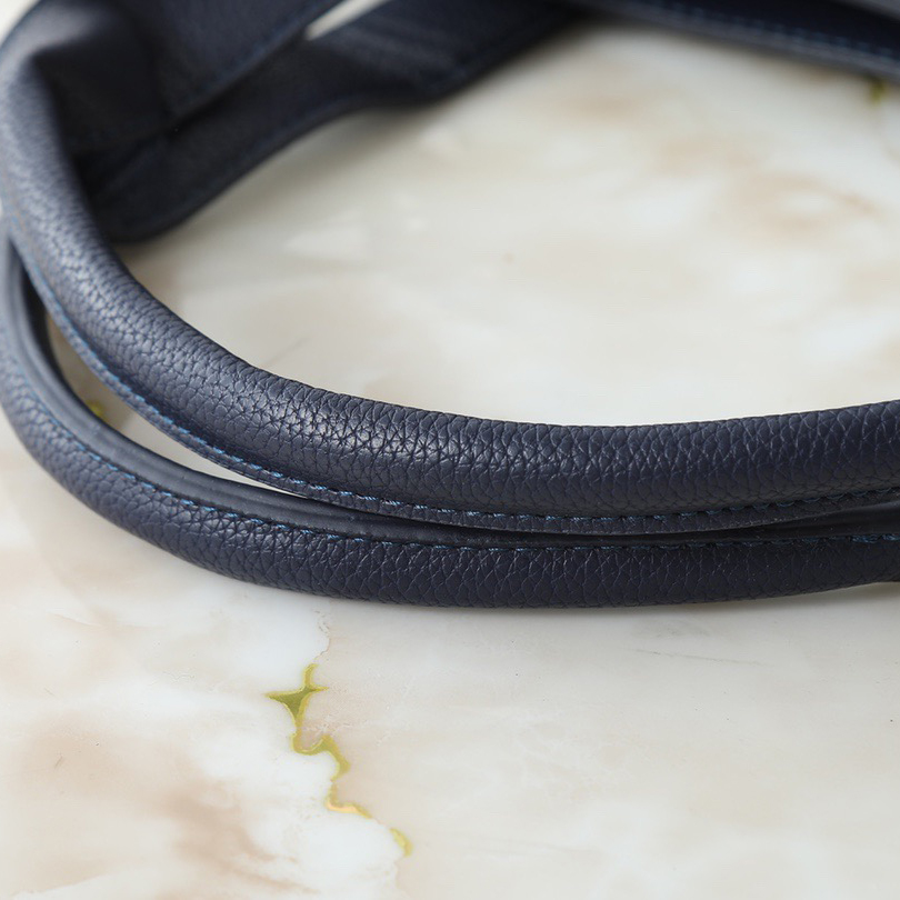 LV High Quality Women Shoulder Bags Luxuries Handbag Features A Spacious Interior Made Of Cowhide Leather Making It Easy To Store Daily Needs The Handle Allows For Shoulder Back Close Fitting Or Handheld Carrying Female Hand Bag