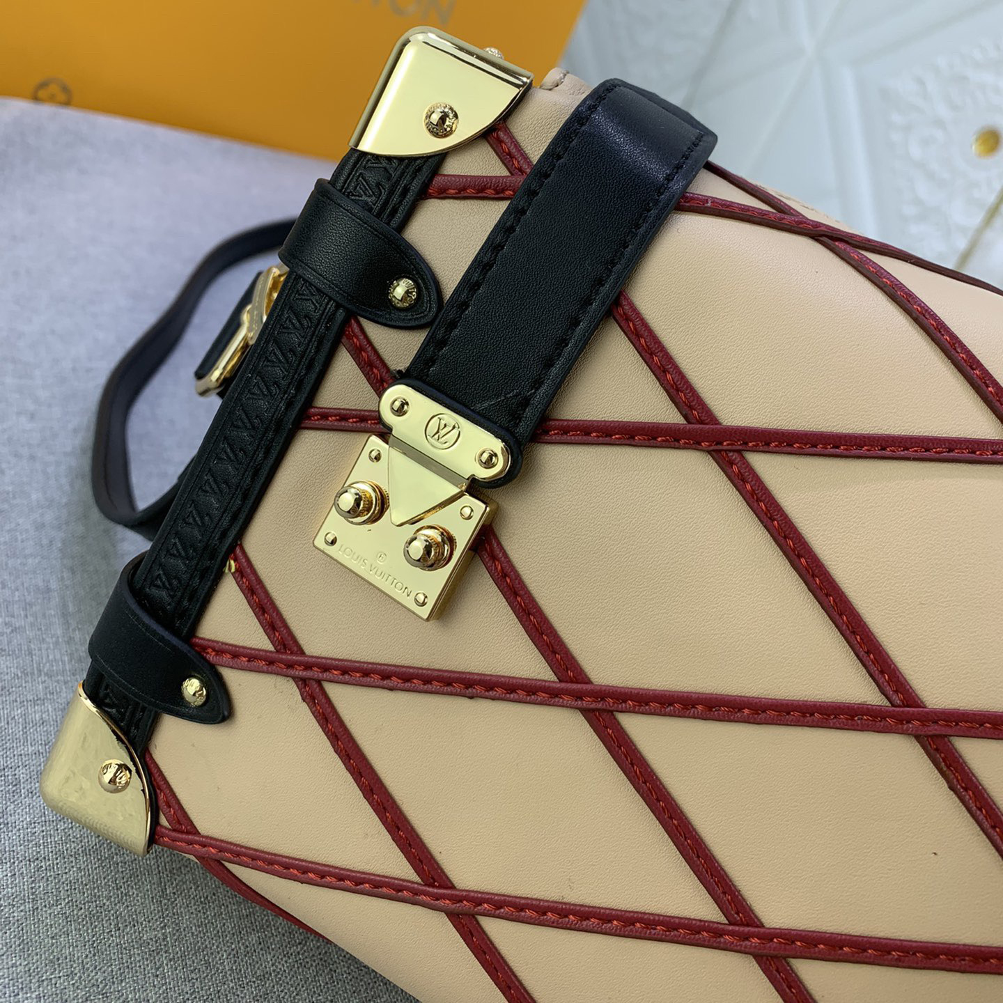 LV High Quality Women Shoulder Bags Luxury Handbag Is Made Of Soft Sheepskin Leather With Contrasting Stitching S-Lock Buckle And Reinforced Corners In A Hard Box Style The Leather Handle And Shoulder Strap Are Both Detachable Female Hand Bag