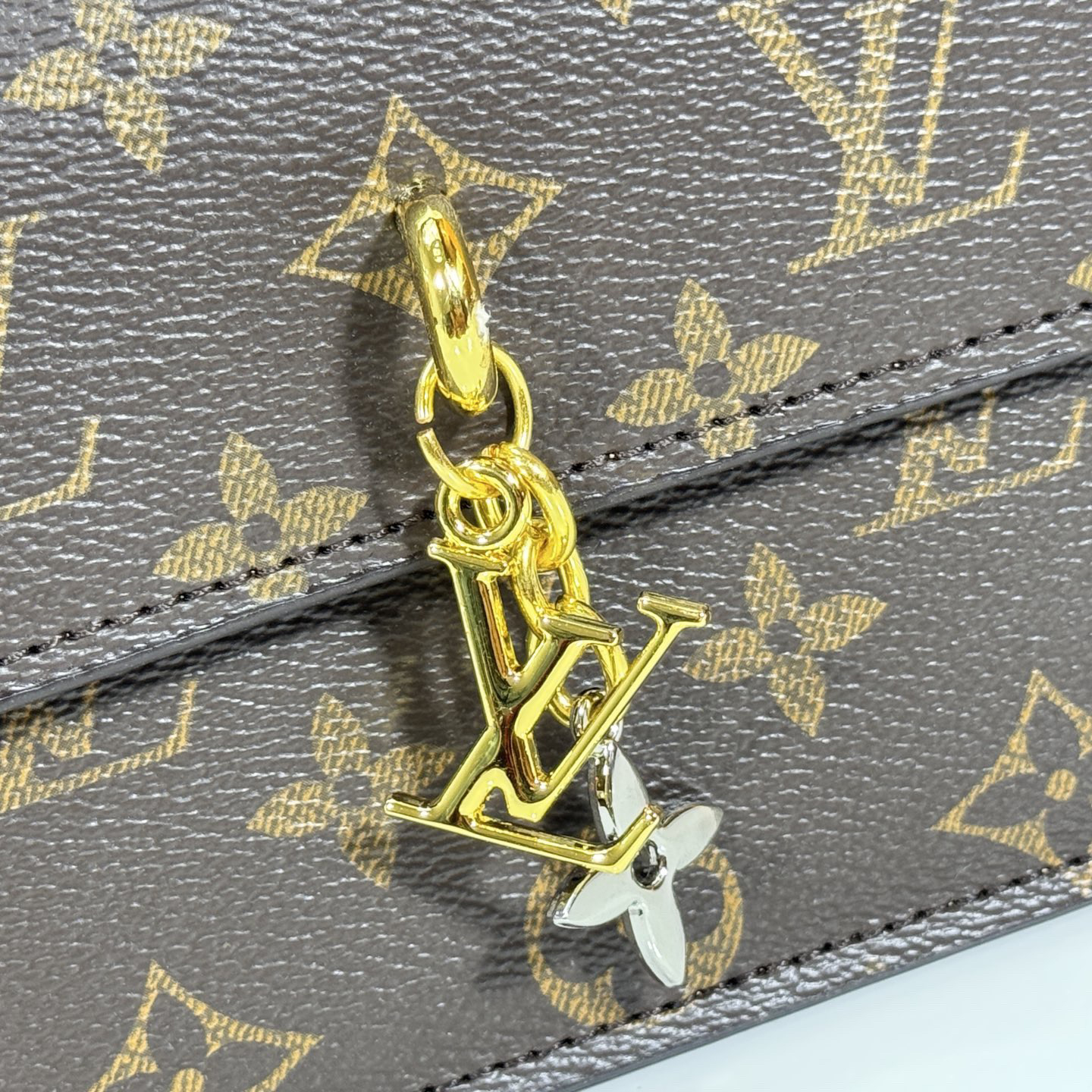 LV High Quality Women Shoulder Bags Luxury Commuter Chain Card Bag Cover Head With Original Lv Letter Hardware Comes With Chain Shoulder Strap Can Be Shouldered Or Crossed Chain Overlapping Can Also Underarm Back Female Hand Bag