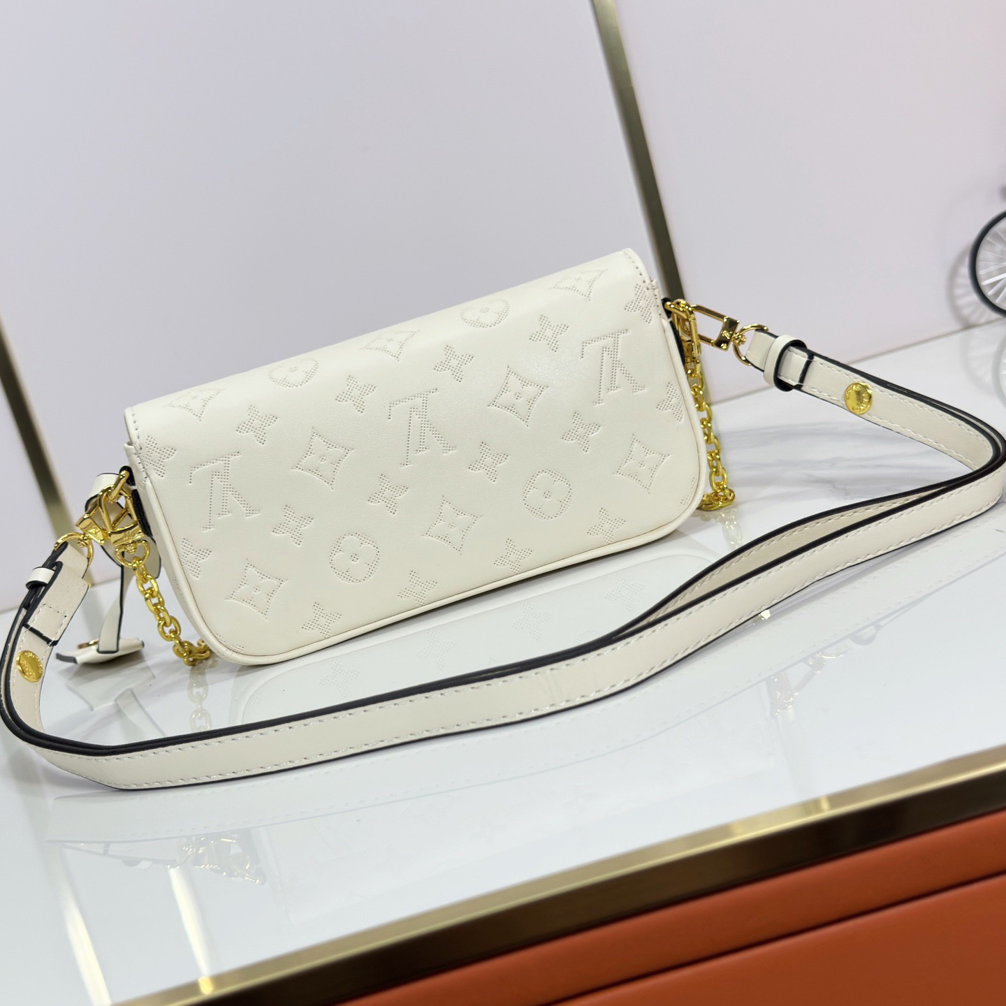 LV High Quality Women Shoulder Bags Luxuries Handbag Leather Surface Embossed With Large Monogram Pattern. Detachable And Adjustable Leather Shoulder Straps Allowing For Easy Switching Between Handheld, Shoulder Back And Crossbody Female Hand Bag