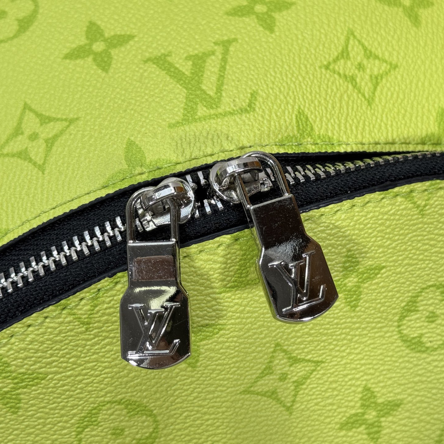 LV High Quality Women Luxury Double Shoulder Bag Made Of Monogram Eclipse Coated Canvas Adjustable And Woven Lining Fabric With Shoulder Straps For Enhanced Comfort And Carrying Experience Pull The Front Chain And Bag For Easy Access And Everyday Use