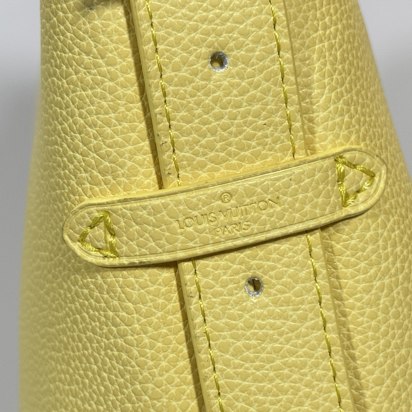 LV High Qualitys Women Shoulder Bags Luxurys The Handbag Is Made Of Smooth Cowhide Leather With Suede Cowhide Lining The Shoulder Strap Can Be Adjusted With A Padlock Buckle Female Hand Bag