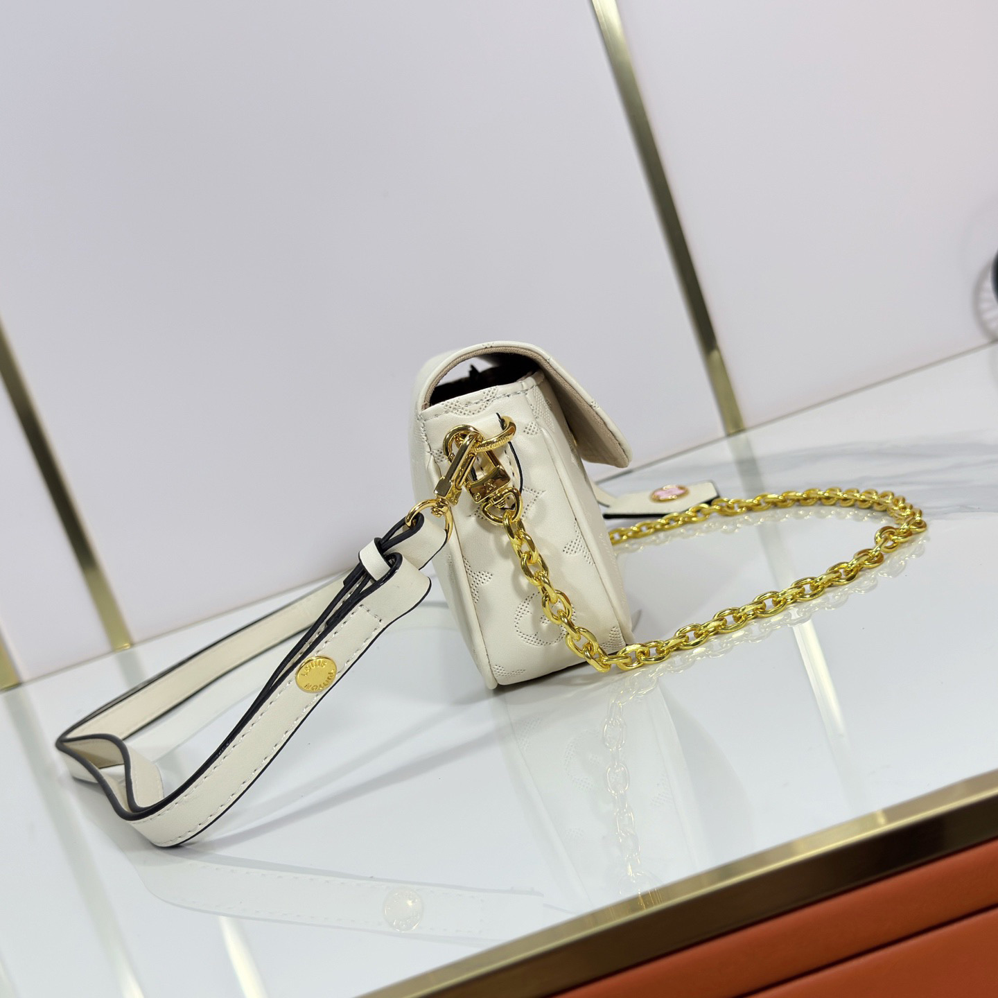 LV High Quality Women Shoulder Bags Luxuries Handbag Leather Surface Embossed With Large Monogram Pattern. Detachable And Adjustable Leather Shoulder Straps Allowing For Easy Switching Between Handheld, Shoulder Back And Crossbody Female Hand Bag