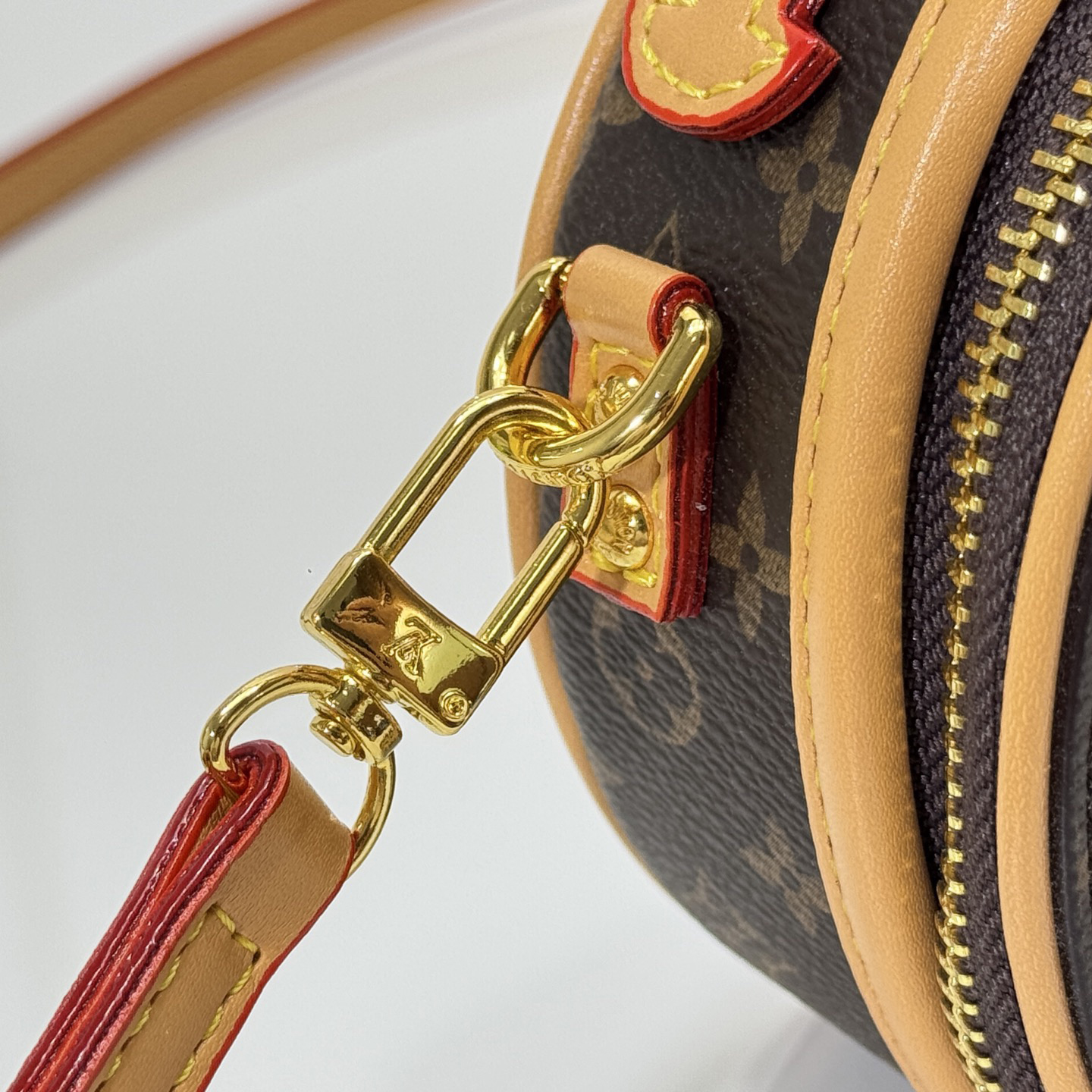 LV High Quality Women Shoulder Bags Luxuries Handbag Is Crafted With Monogram Canvas To Create A Classic Design It Features Detachable Shoulder Straps And Is Suitable For Carrying Carrying Or As A Waist Bag Female Hand Bag