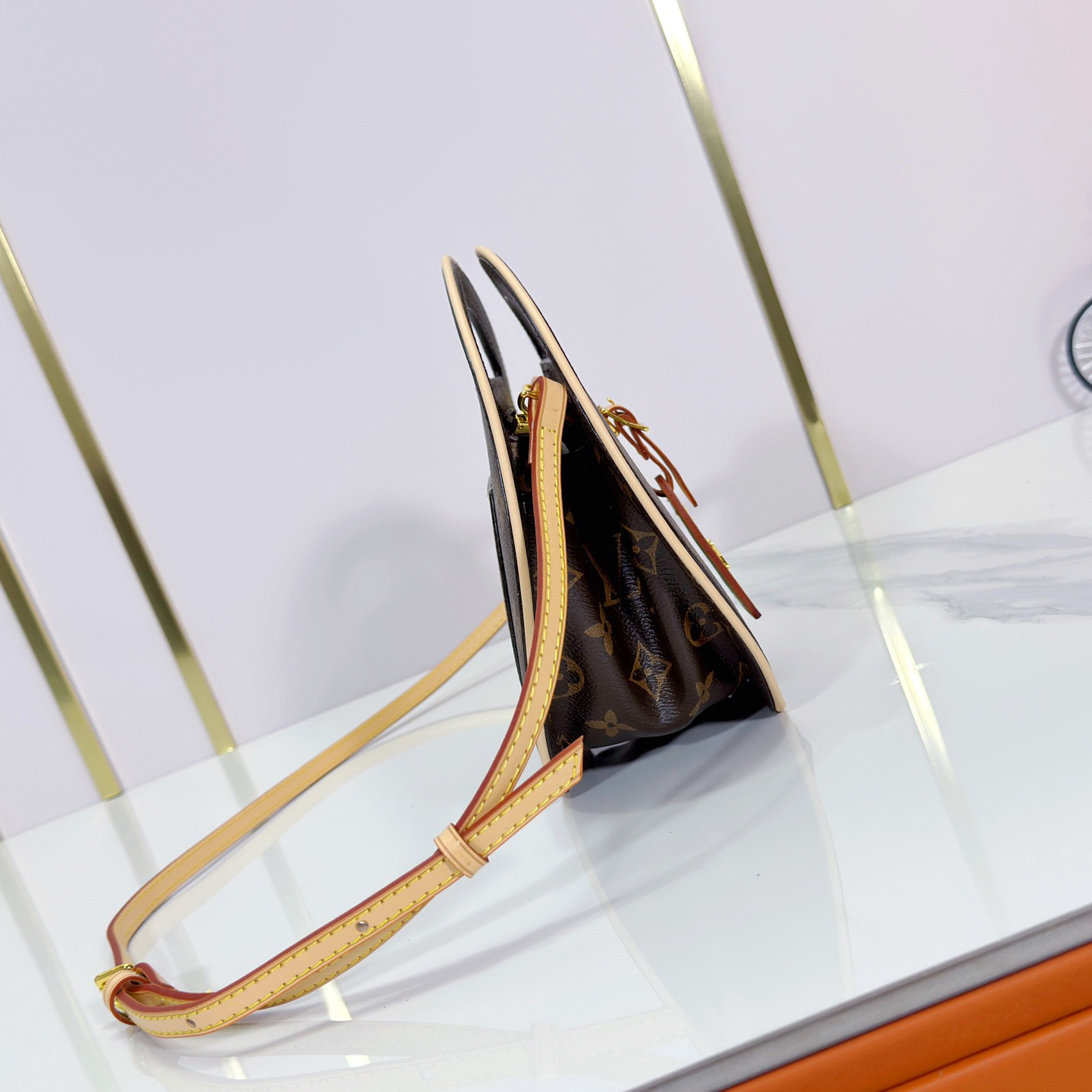 LV High Quality Women Shoulder Bags Luxuries Handbag Is Made Of Monogram Coated Canvas With An Integrated Handle To Create A Simple And Elegant Appearance Female Hand Bag