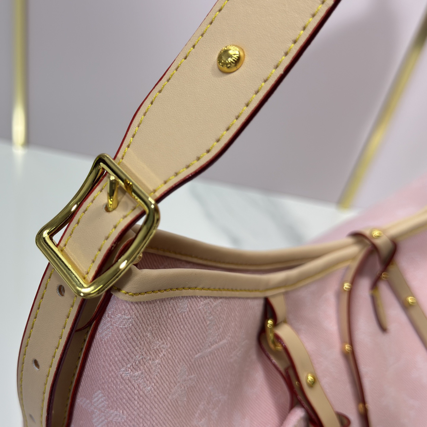 LV High Quality Women Shoulder Bags Luxury Handbags Are Made Of Monogram Canvas And Leather Trim With Zippered Handles The Female Hand Bag Is Secured With Leather Straps