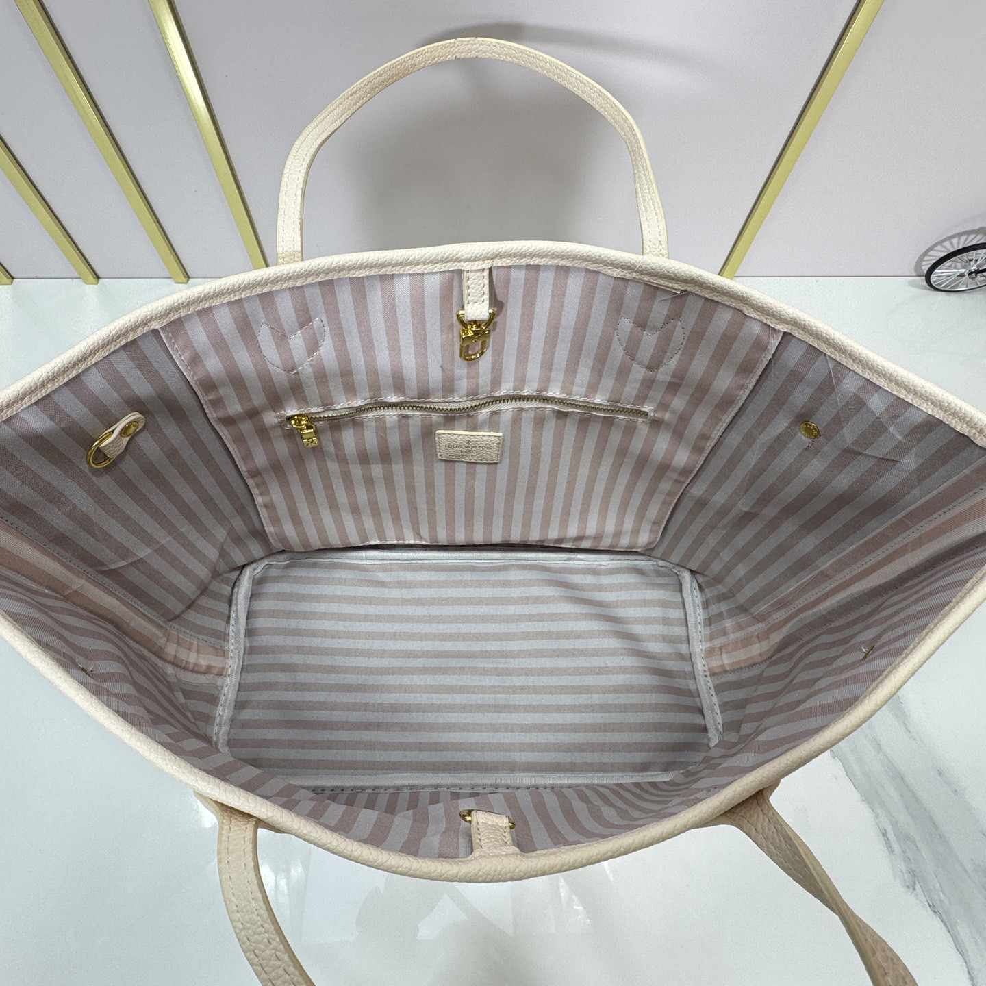 LV Designer Bagss Luxury Bag Classic Handbag The Its Ample Interior Can Accommodate Printed Laptops And Other Office Supplies Fashion Bag High Quality Leather Bag