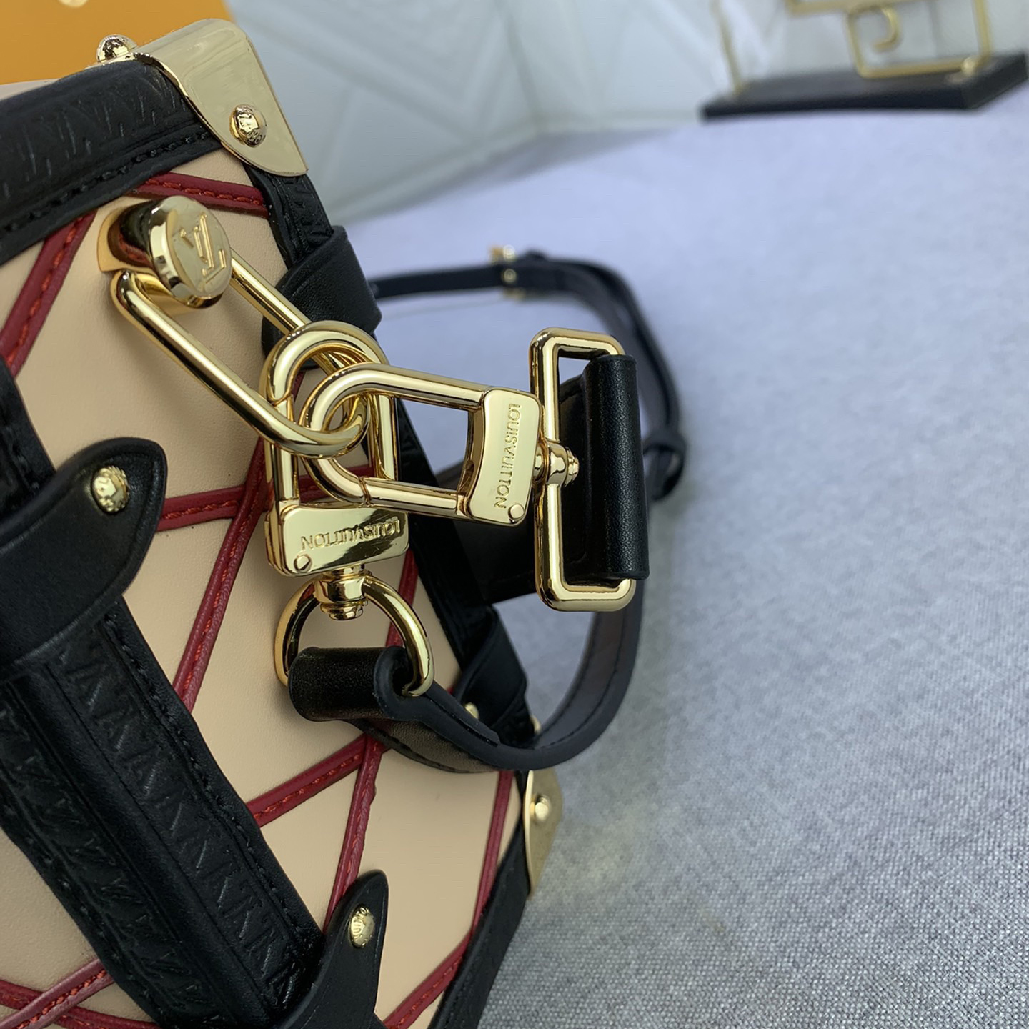 LV High Quality Women Shoulder Bags Luxury Handbag Is Made Of Soft Sheepskin Leather With Contrasting Stitching S-Lock Buckle And Reinforced Corners In A Hard Box Style The Leather Handle And Shoulder Strap Are Both Detachable Female Hand Bag