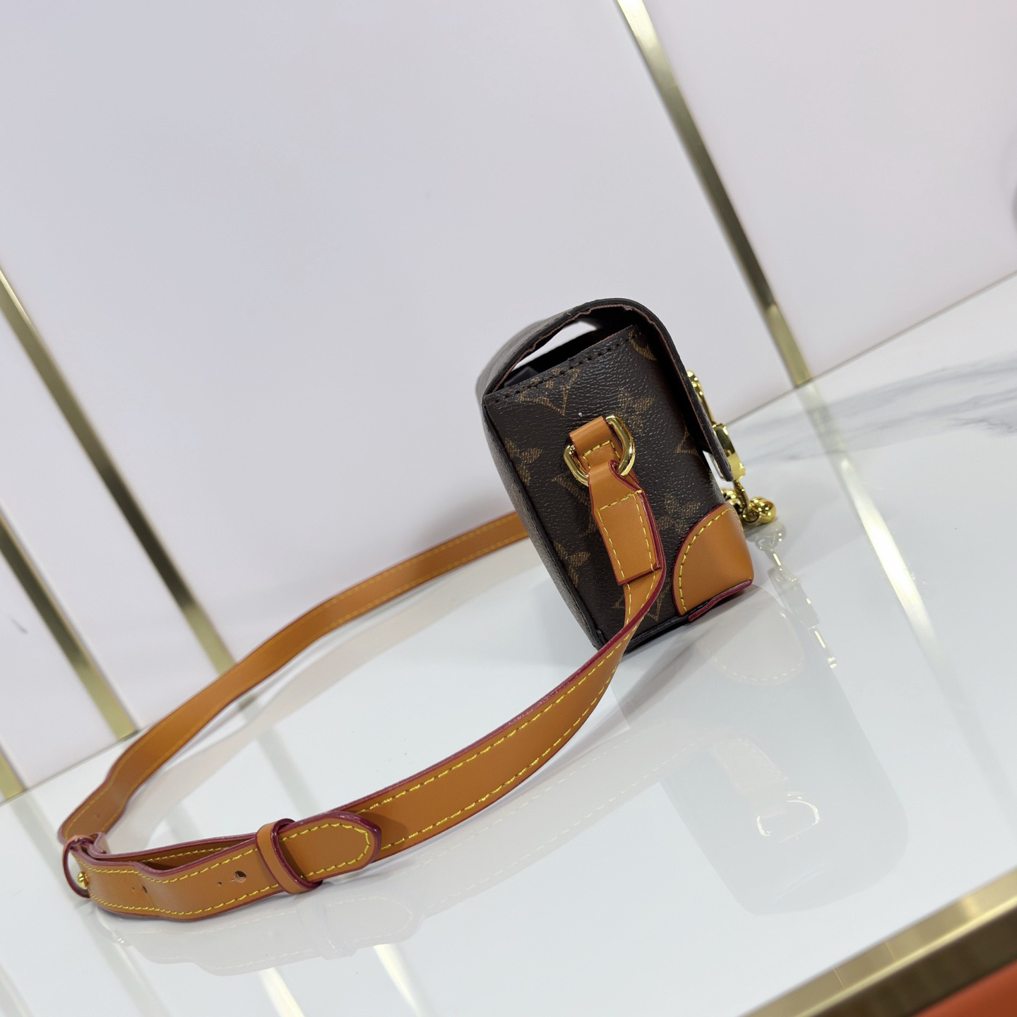 LV High Quality Women Shoulder Bags Luxury Mini Handbag Is Made Of Monogram Canvas Paired With Distressed Cowhide Trim And Eye-Catching Metal Pieces. The Adjustable Shoulder Strap Enables Shoulder And Crossbody Female Hand Bag