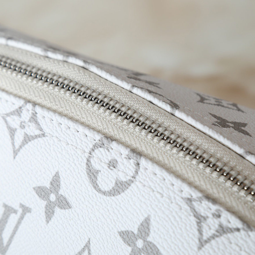 LV High Quality Women's Makeup Bag Luxury Classic Monogram Coated Canvas And Metal Parts With Washable Inner Lining Patch Bag And Zipper Inner Bag Ensure Toiletries Are Organized Female Hand Bag