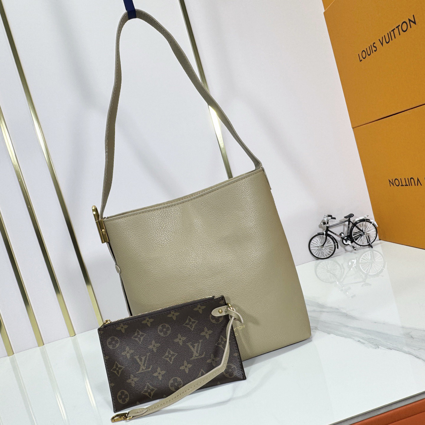 LV High Qualitys Women Shoulder Bags Luxurys The Handbag Is Made Of Smooth Cowhide Leather With Suede Cowhide Lining The Shoulder Strap Can Be Adjusted With A Padlock Buckle Female Hand Bag