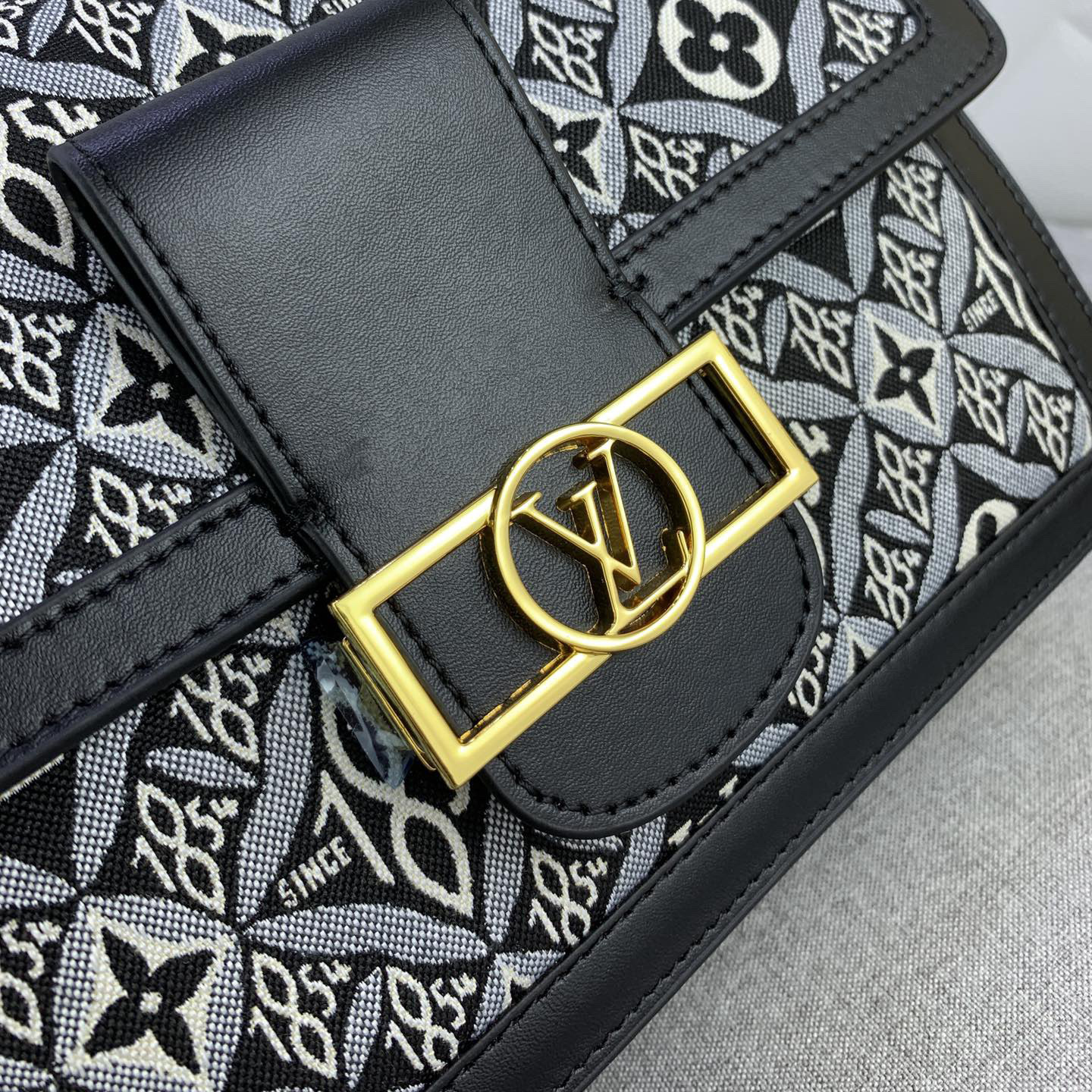 LV High Quality Women Shoulder Bags Luxuries Handbag Is Made Of Brand New Jacquard Fabric Inner Compartment And Detachable Shoulder Straps For Easy Carrying Of Female Hand Bags On Daily Occasions