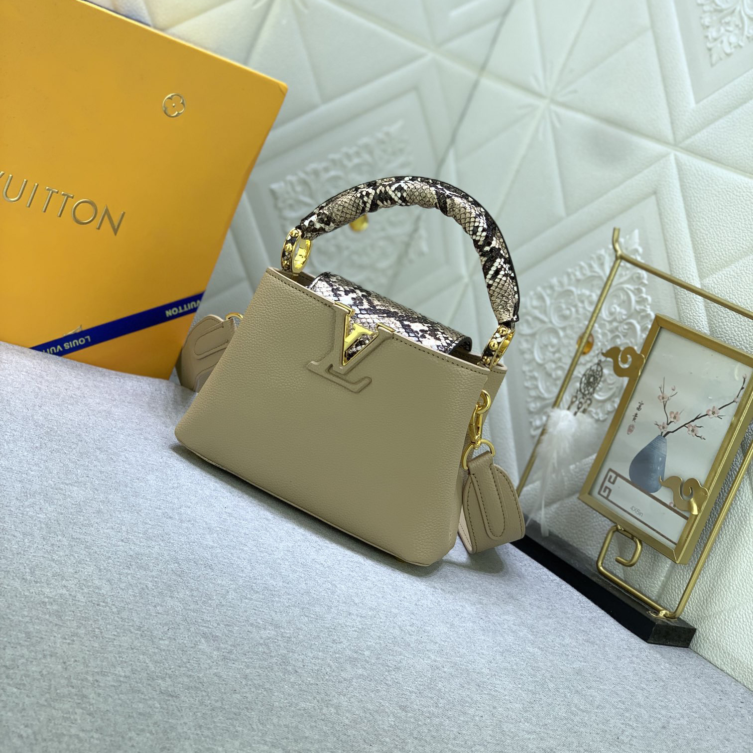 LV High Quality Women Shoulder Bags Luxury Mini Handbag Features A Handle Flip Cover And Lv Logo Wrapped In Elegant Python Leather Whether Carried By Hand Or Using A Detachable Wide Shoulder Strap Female Hand Bag Can Be Worn On The Shoulder Back
