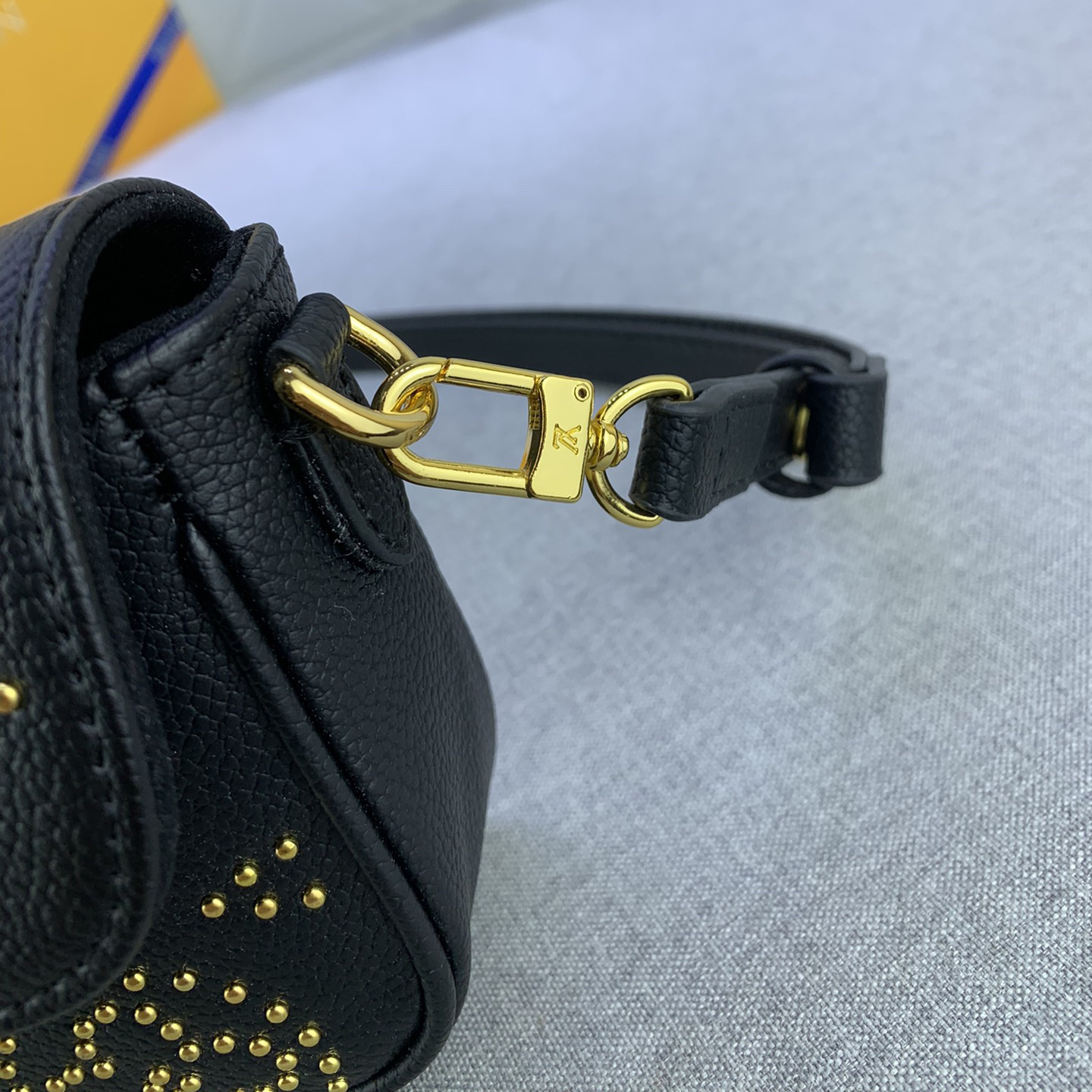 LV High Quality Women Shoulder Bags Luxury Handbags Are Made Of Grain Cowhide Leather With Adjustable Shoulder Straps That Can Be Removed Allowing For Easy Switching Between Crossbody And Long/Short Shoulder Back Female Hand Bags