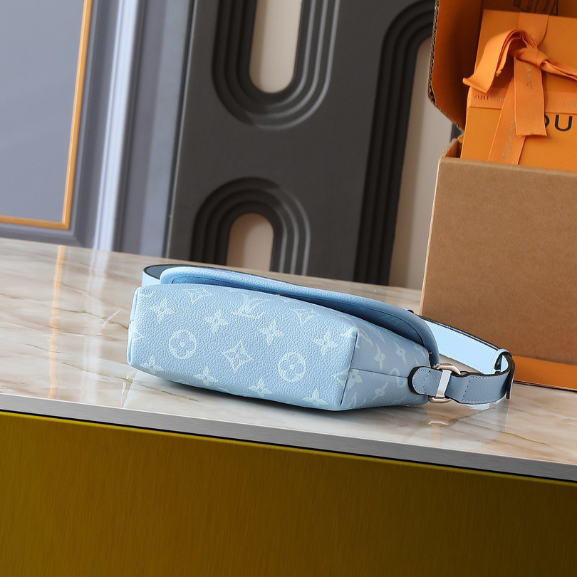 LV High Quality Women Shoulder Bags Luxury Postman Bag Is Crafted With Monogram Eclipse Canvas To Create A Sophisticated Design Featuring A Female Hand Bag With A Zip Closure On The Flip Top