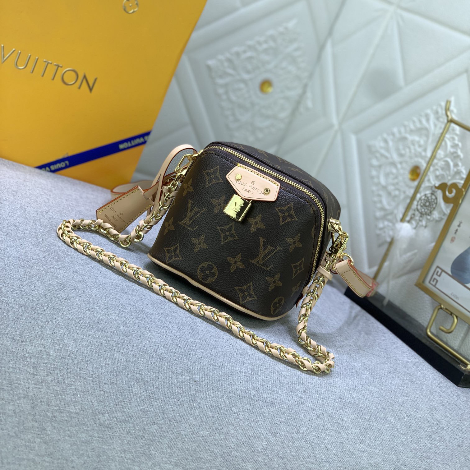 LV High Quality Women Shoulder Bag Luxury Handbag Features A Trendy Design With A Zippered Main Compartment And LV Leather Labels Embellishing The Front Pocket Cleverly Use Detachable Chain And Detachable And Adjustable Shoulder Strap Female Hand Bag