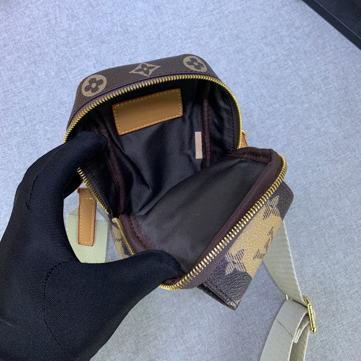 LV High Quality Women Shoulder Bags Luxuries Phone Bag Classic Monogram Denim Fabric With Ample Capacity To Store Cards, Keys Several Phones And Other Small Items Remove The Shoulder Strap To Transform Into A Female Hand Bag Wallet