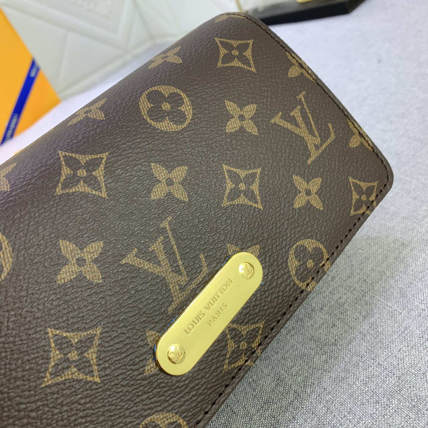 LV High Quality Women Shoulder Bags Luxury Has A Rectangular And Subtle Retro Appearance With A Flip Cover Featuring A Gold Trim Panel Detachable And Adjustable Chain And LV Round Accessory Female Hand Bag