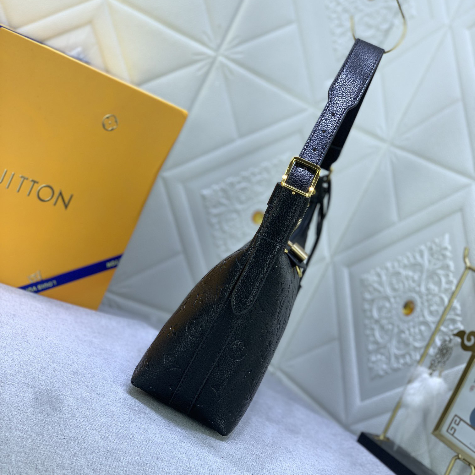 LV High Quality Women Shoulder Bags Luxury Handbag Pays Tribute To The Brand's Collection Design With Its Retro Style And Exquisite Details Ample Space Makes Daily Needs Easy To Carry Adjustable Handle For Multiple Carrying Methods Female Hand Bag