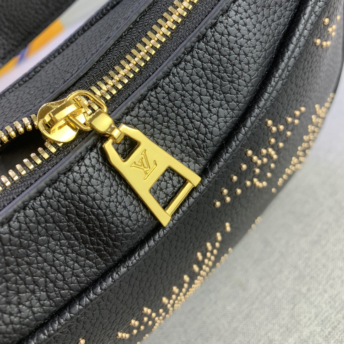 LV High Quality Women Shoulder Bags Luxury Handbags Feature Eye-Catching Studs That Delicately Construct Classic Monogram Patterns Showcasing The Brand's Craftsmanship Both The Handle And Adjustable Shoulder Strap Are Detachable Female Hand Bag