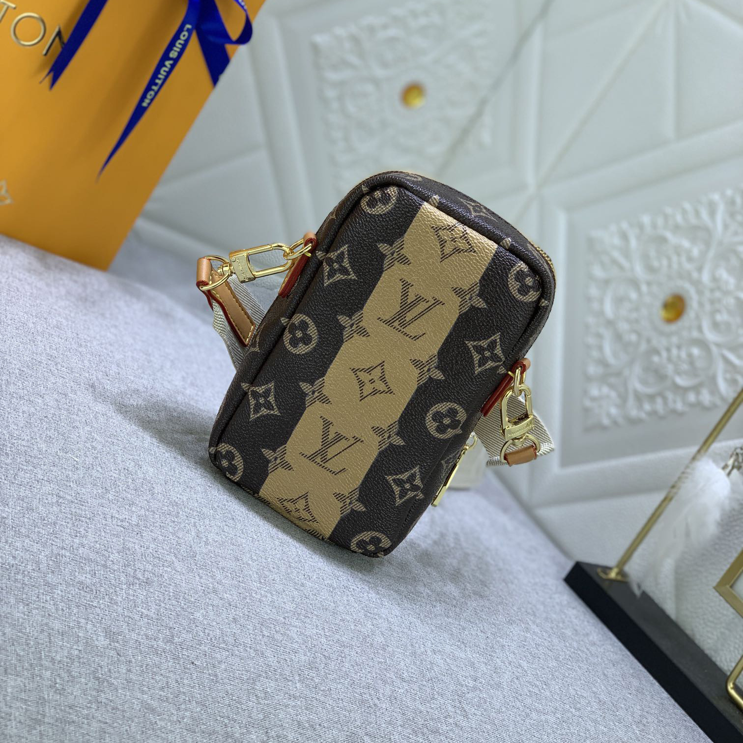 LV High Quality Women Shoulder Bags Luxuries Phone Bag Classic Monogram Denim Fabric With Ample Capacity To Store Cards, Keys Several Phones And Other Small Items Remove The Shoulder Strap To Transform Into A Female Hand Bag Wallet