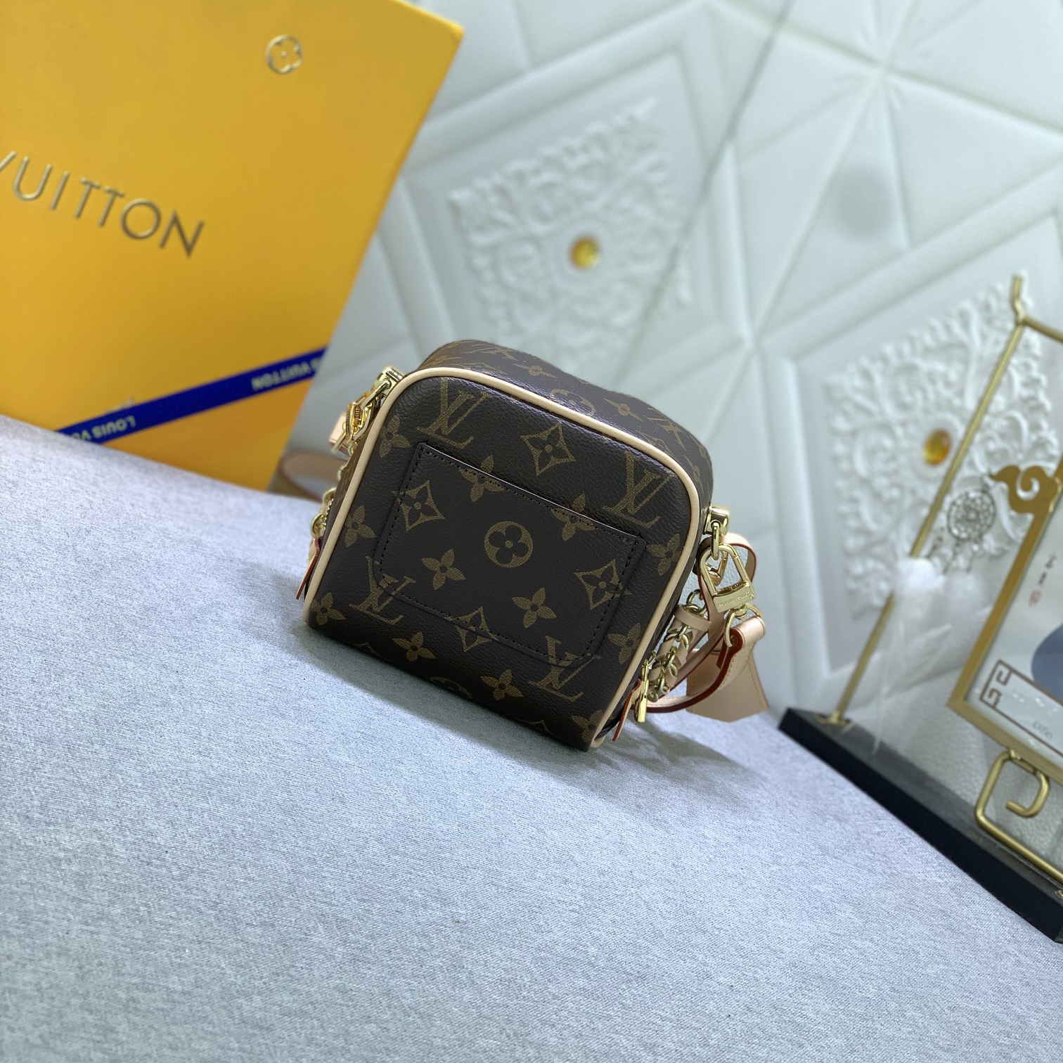 LV High Quality Women Shoulder Bag Luxury Handbag Features A Trendy Design With A Zippered Main Compartment And LV Leather Labels Embellishing The Front Pocket Cleverly Use Detachable Chain And Detachable And Adjustable Shoulder Strap Female Hand Bag