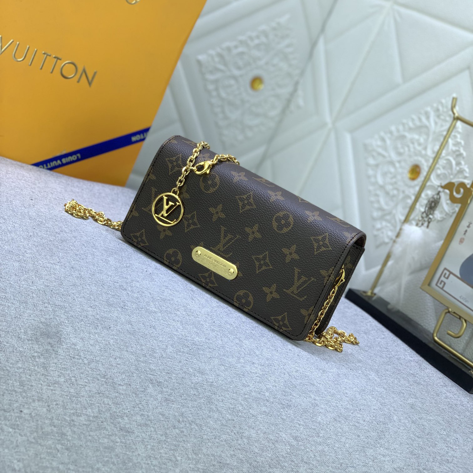 LV High Quality Women Shoulder Bags Luxury Has A Rectangular And Subtle Retro Appearance With A Flip Cover Featuring A Gold Trim Panel Detachable And Adjustable Chain And LV Round Accessory Female Hand Bag