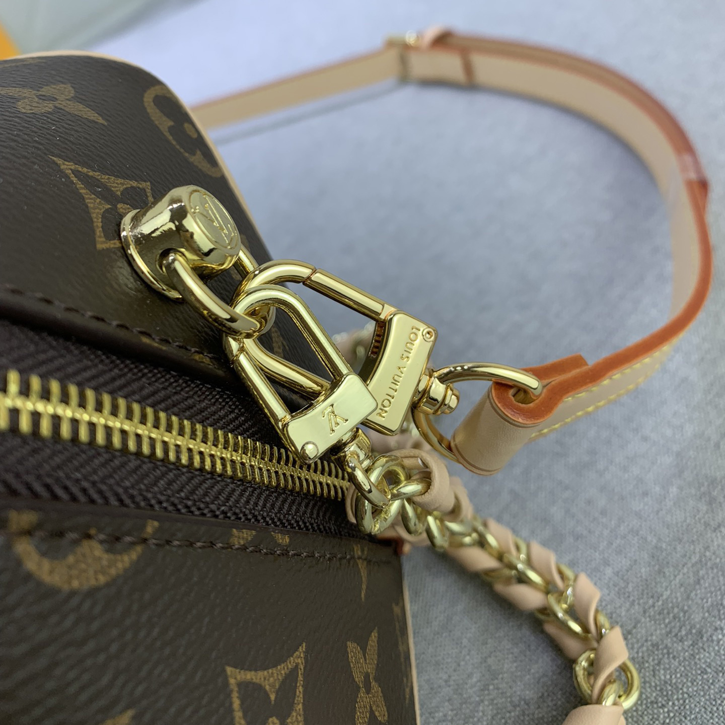 LV High Quality Women Shoulder Bag Luxury Handbag Features A Trendy Design With A Zippered Main Compartment And LV Leather Labels Embellishing The Front Pocket Cleverly Use Detachable Chain And Detachable And Adjustable Shoulder Strap Female Hand Bag