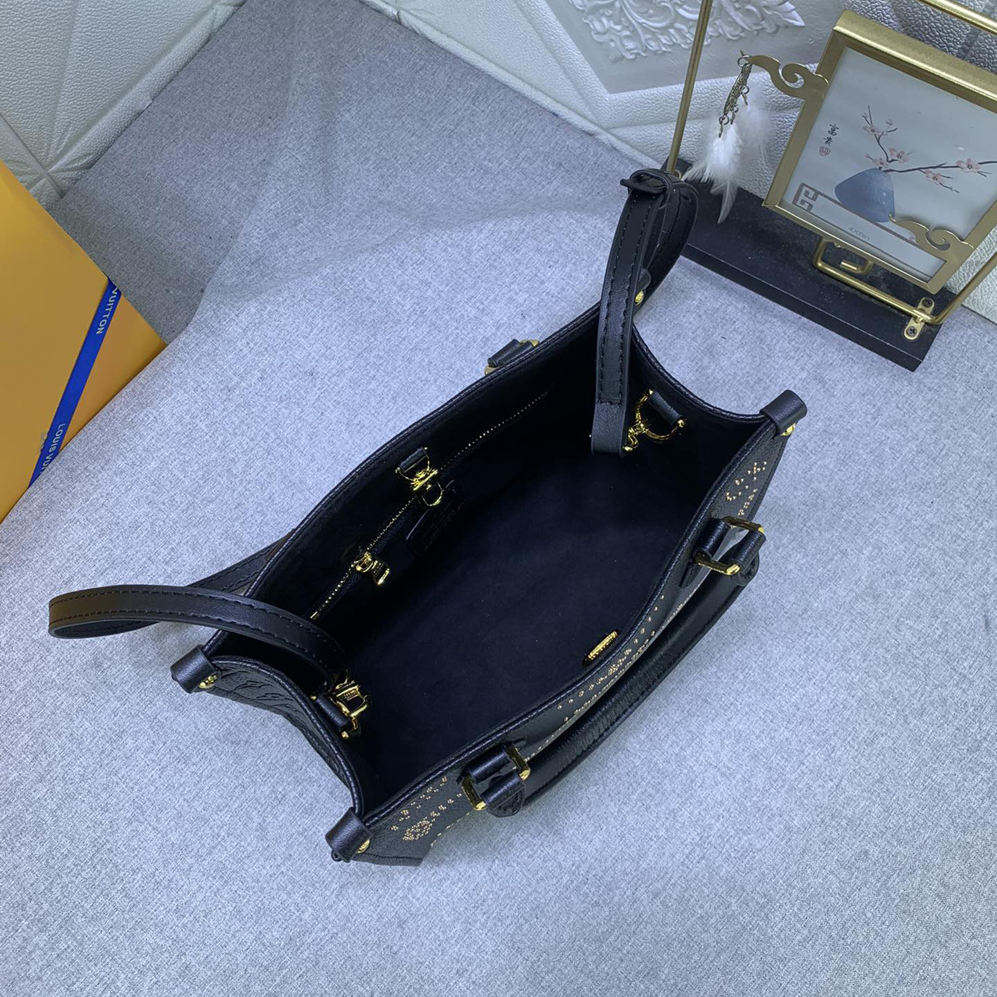 LV High Quality Women Shoulder Bags Luxury Bags Print Monogram Patterns On Soft Grain Cowhide With Ample Interior Space To Accommodate Laptops And Other Office Supplies Female Hand Bags