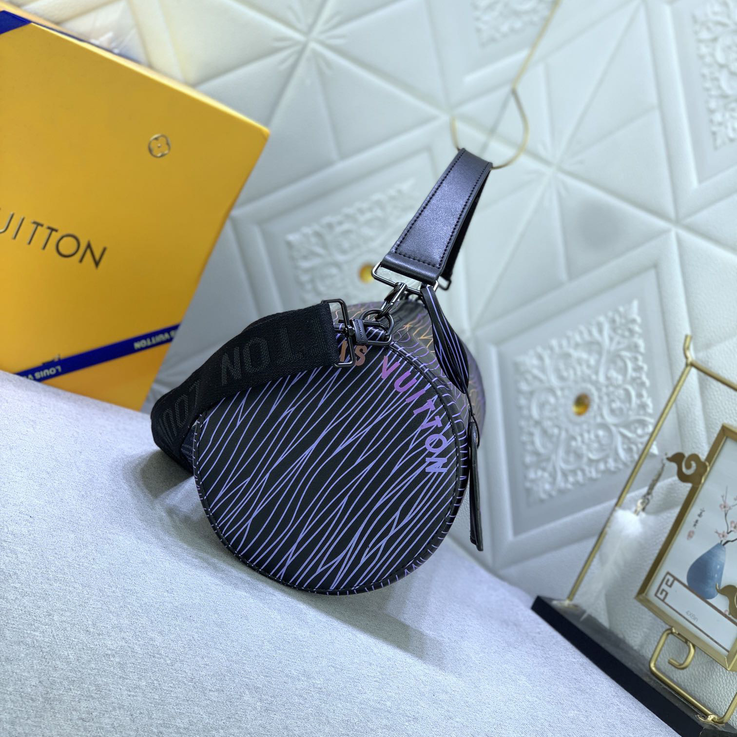 LV High Quality Women Shoulder Bags Luxury Soft Cylindrical Bag With Wide Handle And Wide Shoulder Strap The Spacious Interior Can Accommodate A Variety Of Items Female Hand Bag