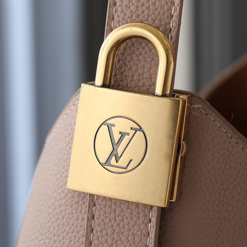 LV High Quality Women Shoulder Bags Luxuries Handbag Is Made Of Smooth Cowhide Leather Paired With Suede Cowhide Lining The Shoulder Strap Can Be Adjusted By A Padlock Buckle And Is Detachable Female Hand Bag