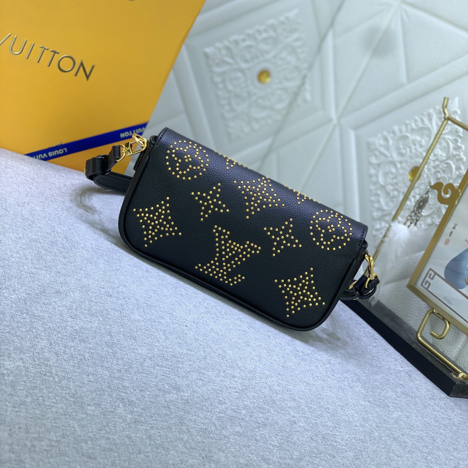 LV High Quality Women Shoulder Bags Luxury Handbags Are Made Of Grain Cowhide Leather With Adjustable Shoulder Straps That Can Be Removed Allowing For Easy Switching Between Crossbody And Long/Short Shoulder Back Female Hand Bags