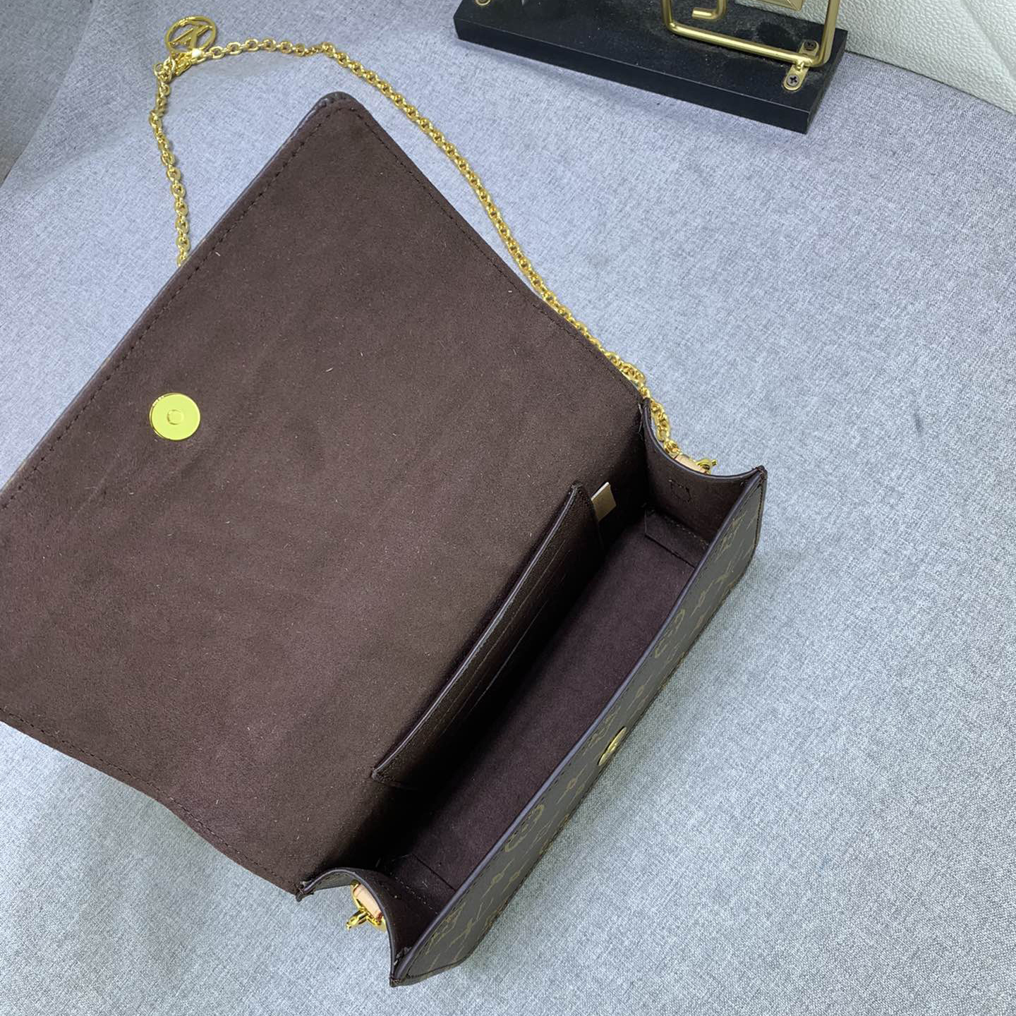 LV High Quality Women Shoulder Bags Luxury Has A Rectangular And Subtle Retro Appearance With A Flip Cover Featuring A Gold Trim Panel Detachable And Adjustable Chain And LV Round Accessory Female Hand Bag