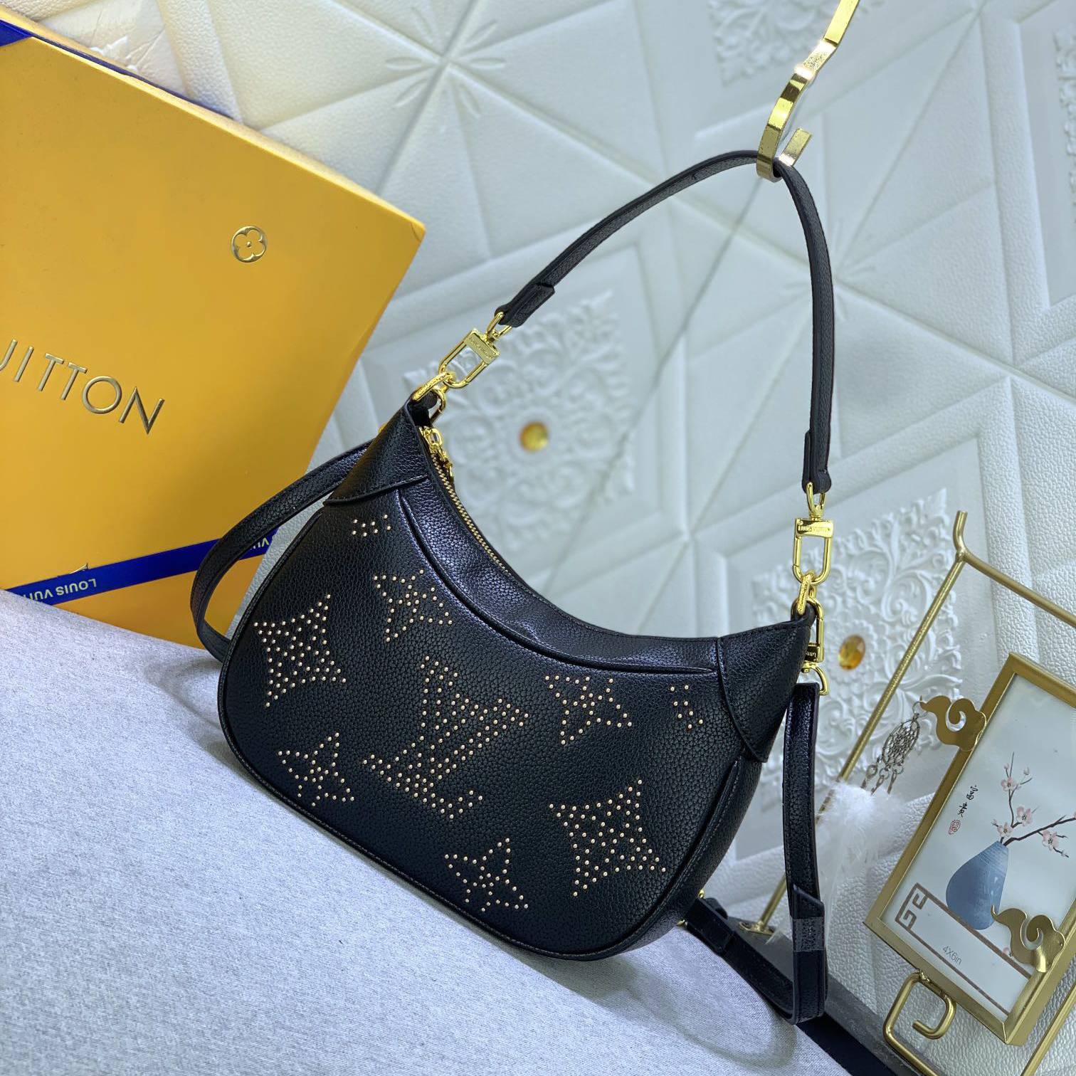 LV High Quality Women Shoulder Bags Luxury Handbags Feature Eye-Catching Studs That Delicately Construct Classic Monogram Patterns Showcasing The Brand's Craftsmanship Both The Handle And Adjustable Shoulder Strap Are Detachable Female Hand Bag