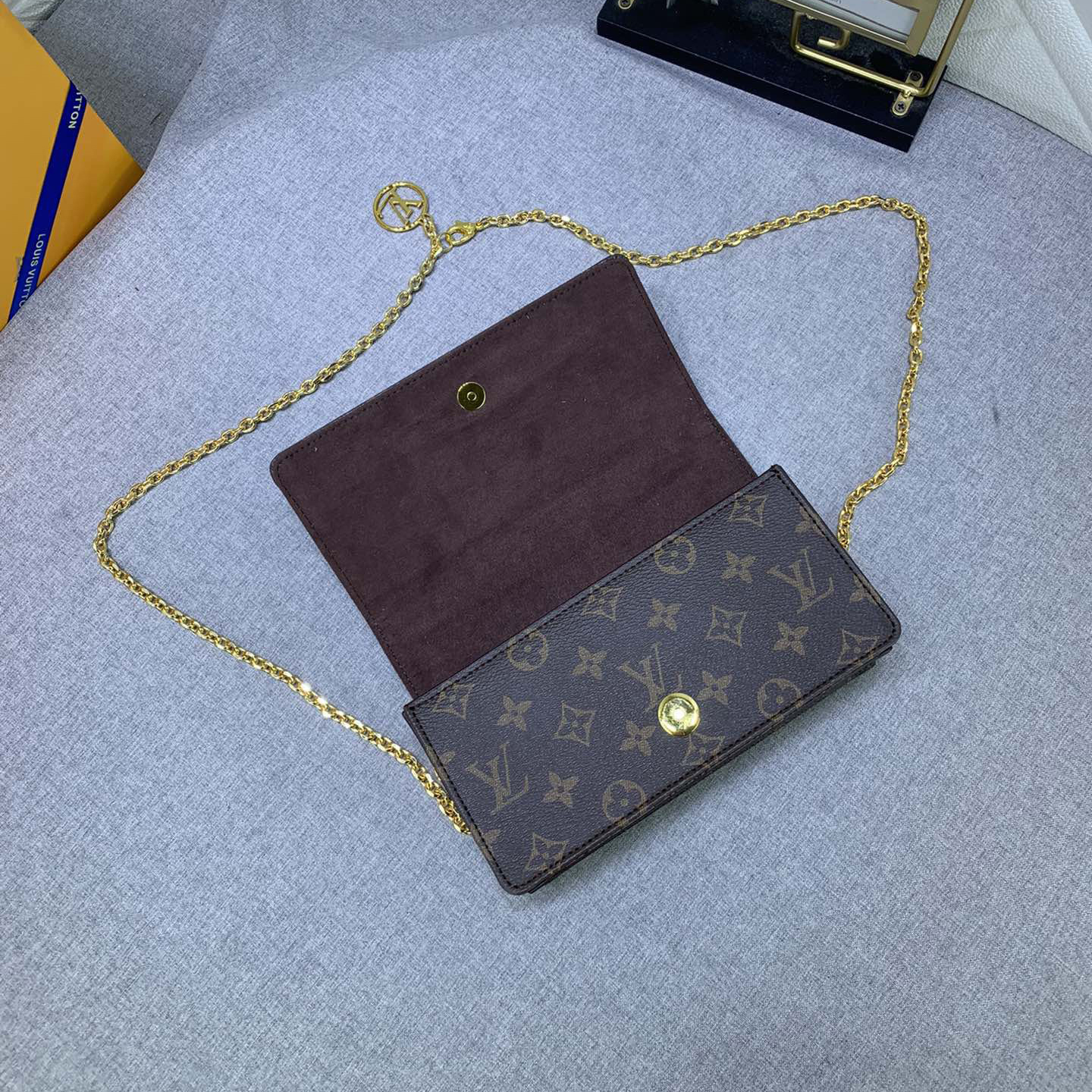 LV High Quality Women Shoulder Bags Luxury Has A Rectangular And Subtle Retro Appearance With A Flip Cover Featuring A Gold Trim Panel Detachable And Adjustable Chain And LV Round Accessory Female Hand Bag