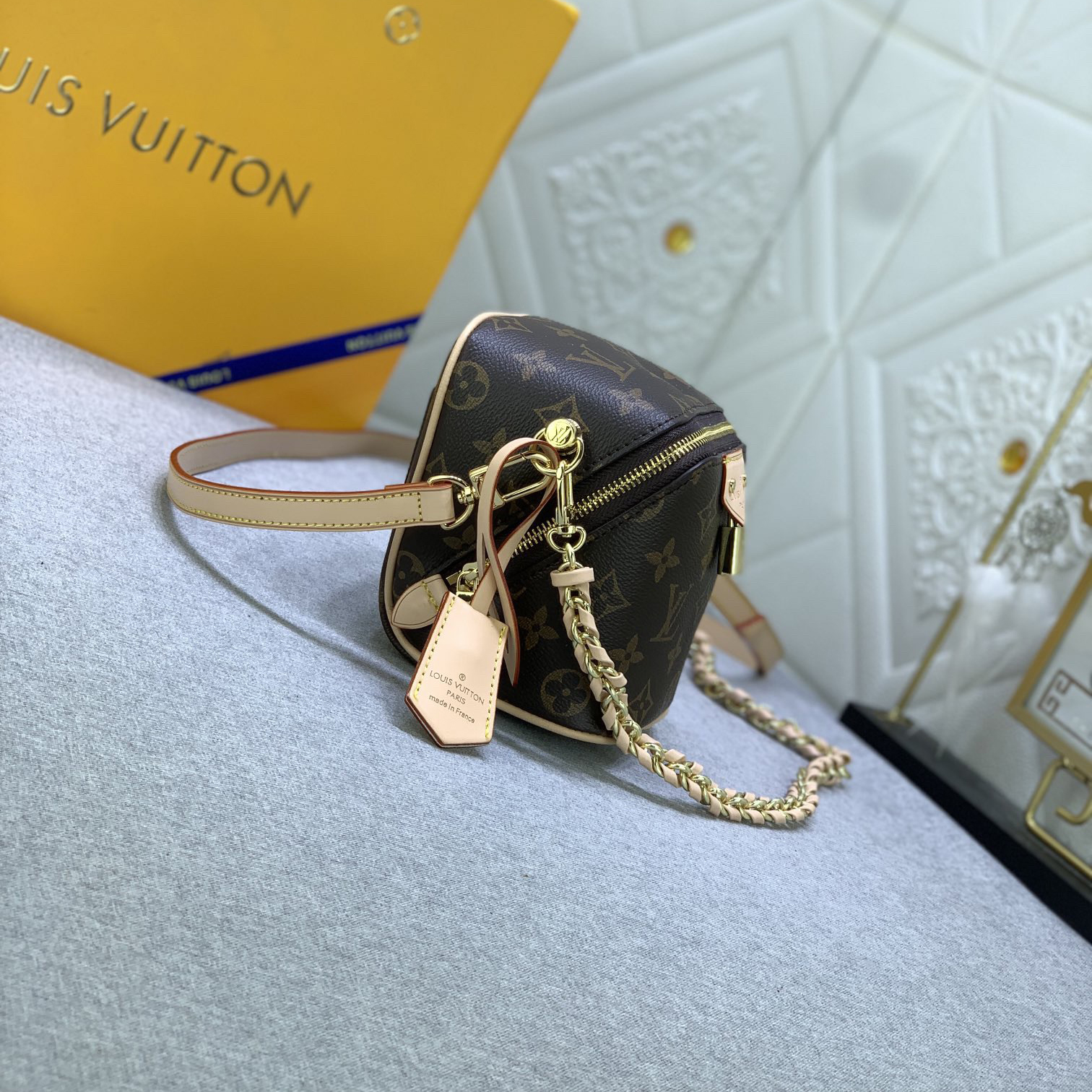 LV High Quality Women Shoulder Bag Luxury Handbag Features A Trendy Design With A Zippered Main Compartment And LV Leather Labels Embellishing The Front Pocket Cleverly Use Detachable Chain And Detachable And Adjustable Shoulder Strap Female Hand Bag