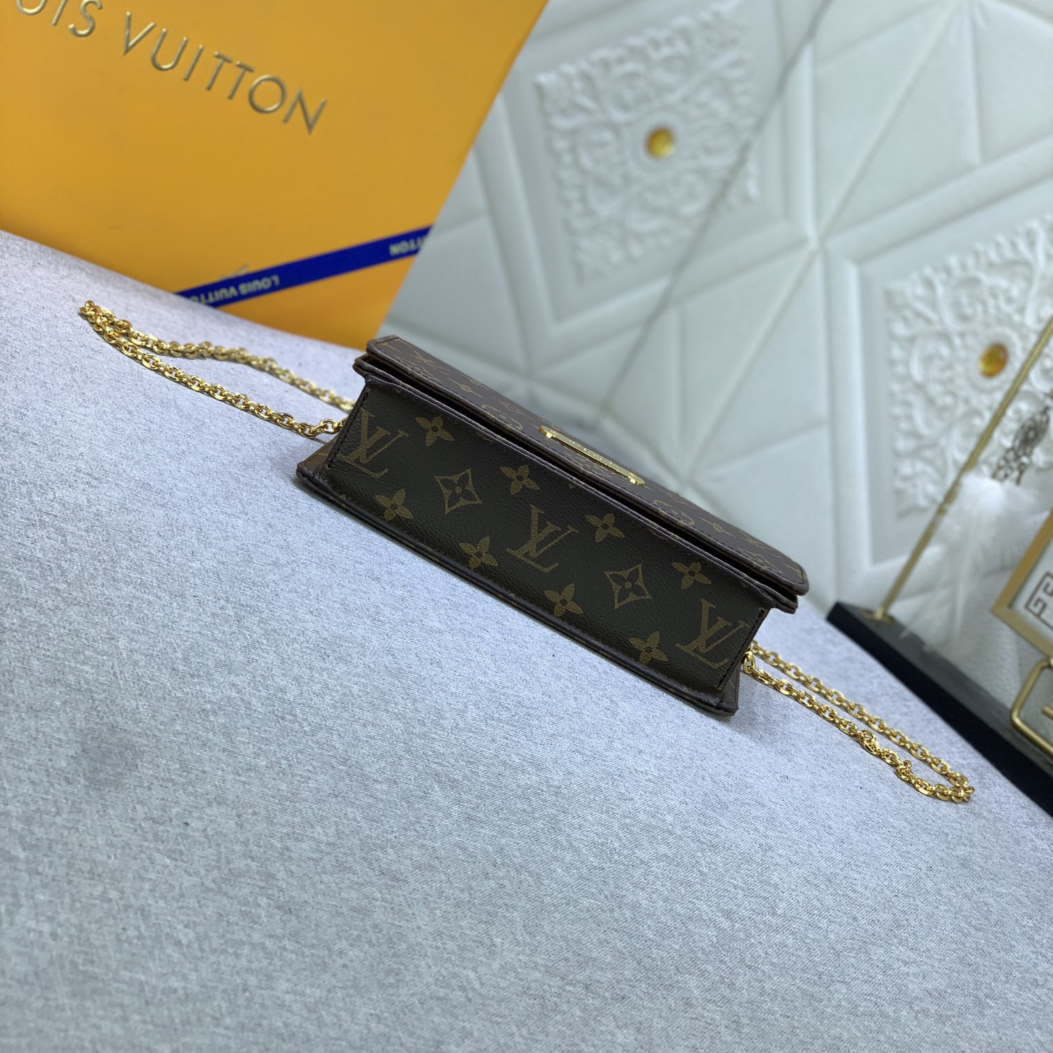 LV High Quality Women Shoulder Bags Luxury Has A Rectangular And Subtle Retro Appearance With A Flip Cover Featuring A Gold Trim Panel Detachable And Adjustable Chain And LV Round Accessory Female Hand Bag