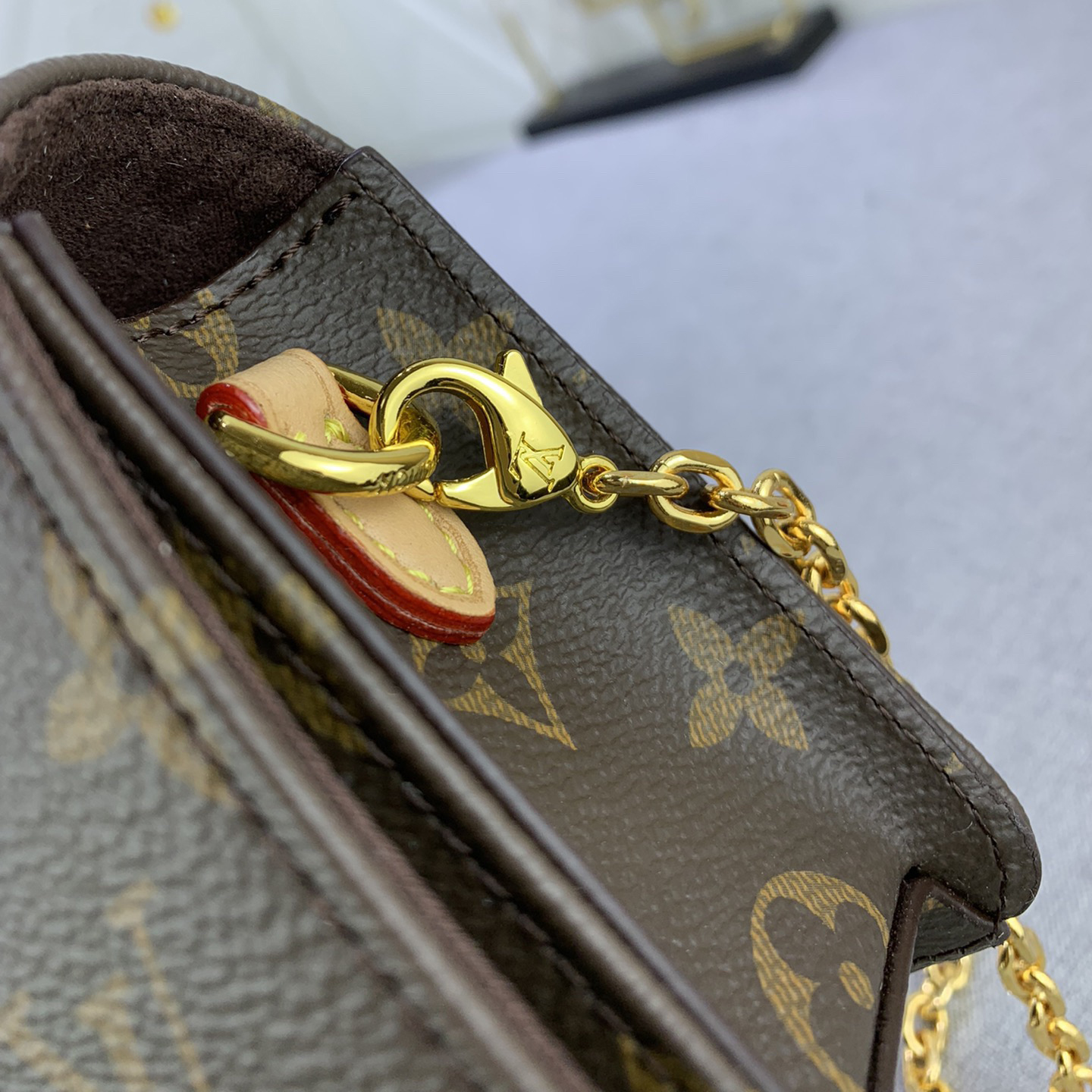 LV High Quality Women Shoulder Bags Luxury Has A Rectangular And Subtle Retro Appearance With A Flip Cover Featuring A Gold Trim Panel Detachable And Adjustable Chain And LV Round Accessory Female Hand Bag