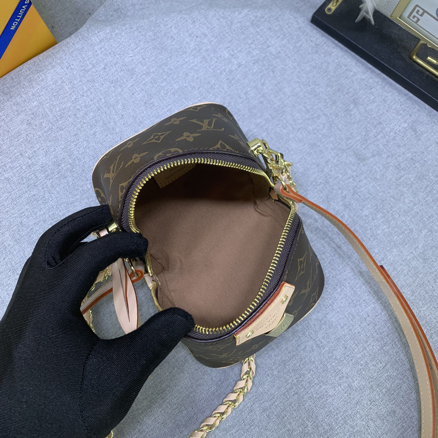 LV High Quality Women Shoulder Bag Luxury Handbag Features A Trendy Design With A Zippered Main Compartment And LV Leather Labels Embellishing The Front Pocket Cleverly Use Detachable Chain And Detachable And Adjustable Shoulder Strap Female Hand Bag