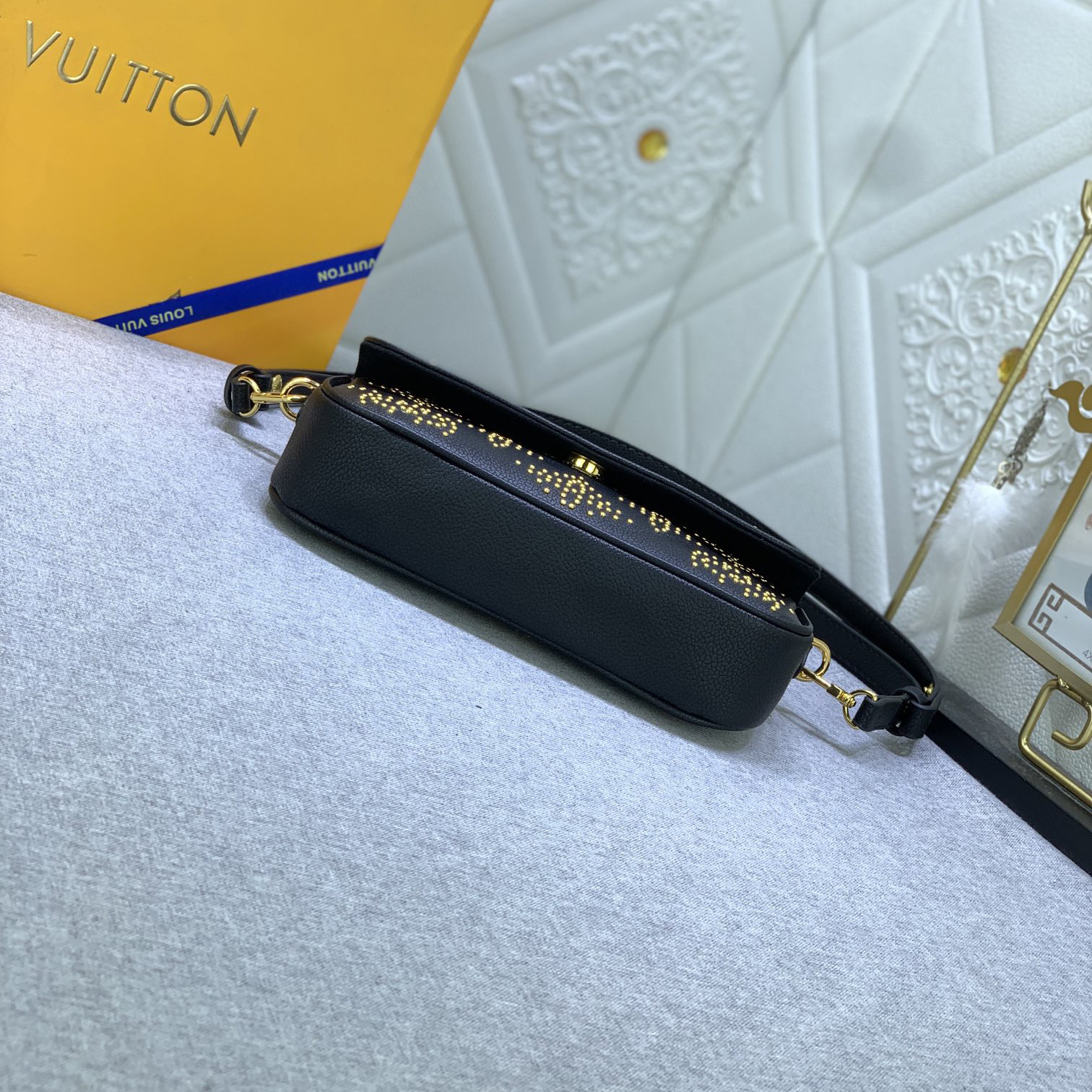 LV High Quality Women Shoulder Bags Luxury Handbags Are Made Of Grain Cowhide Leather With Adjustable Shoulder Straps That Can Be Removed Allowing For Easy Switching Between Crossbody And Long/Short Shoulder Back Female Hand Bags