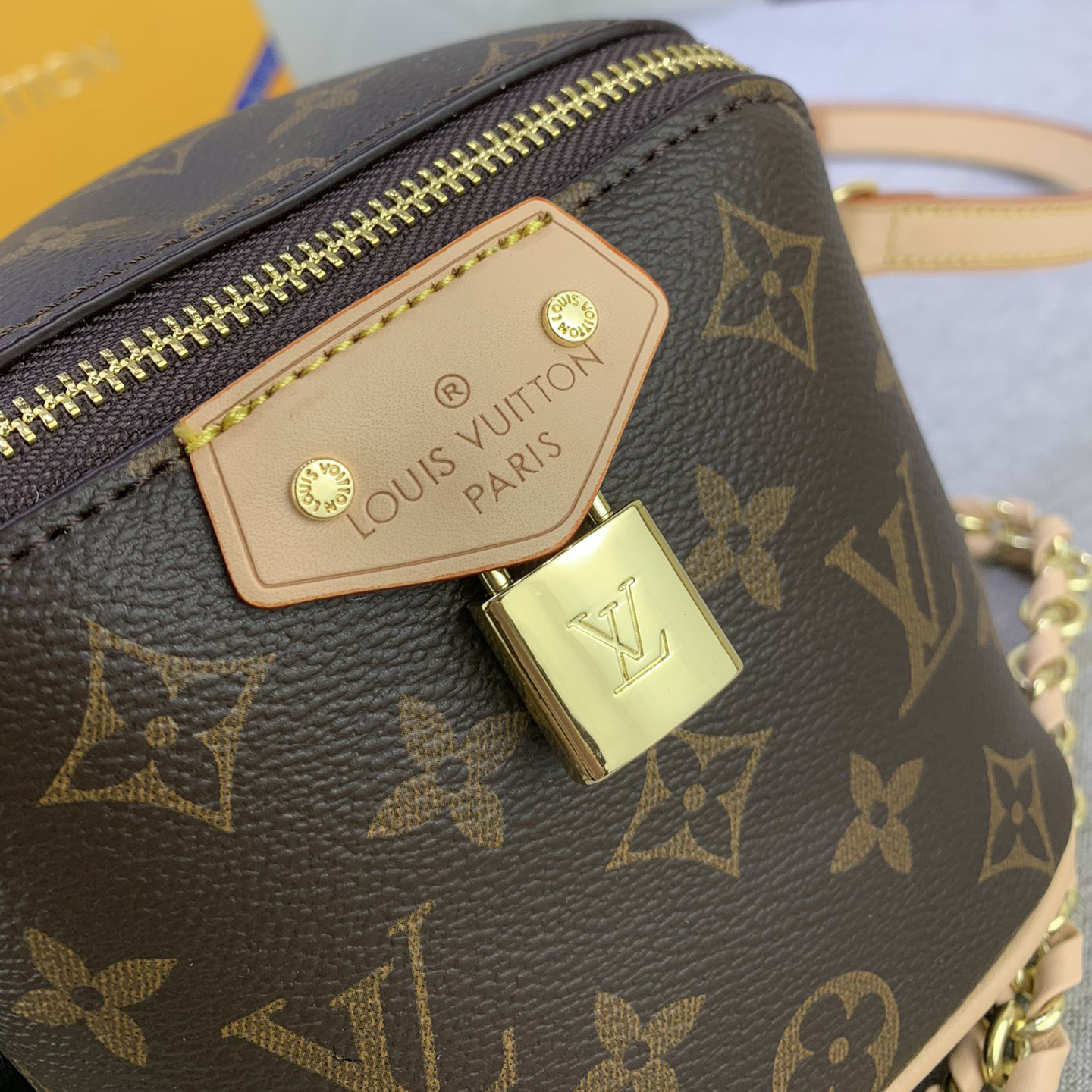 LV High Quality Women Shoulder Bag Luxury Handbag Features A Trendy Design With A Zippered Main Compartment And LV Leather Labels Embellishing The Front Pocket Cleverly Use Detachable Chain And Detachable And Adjustable Shoulder Strap Female Hand Bag