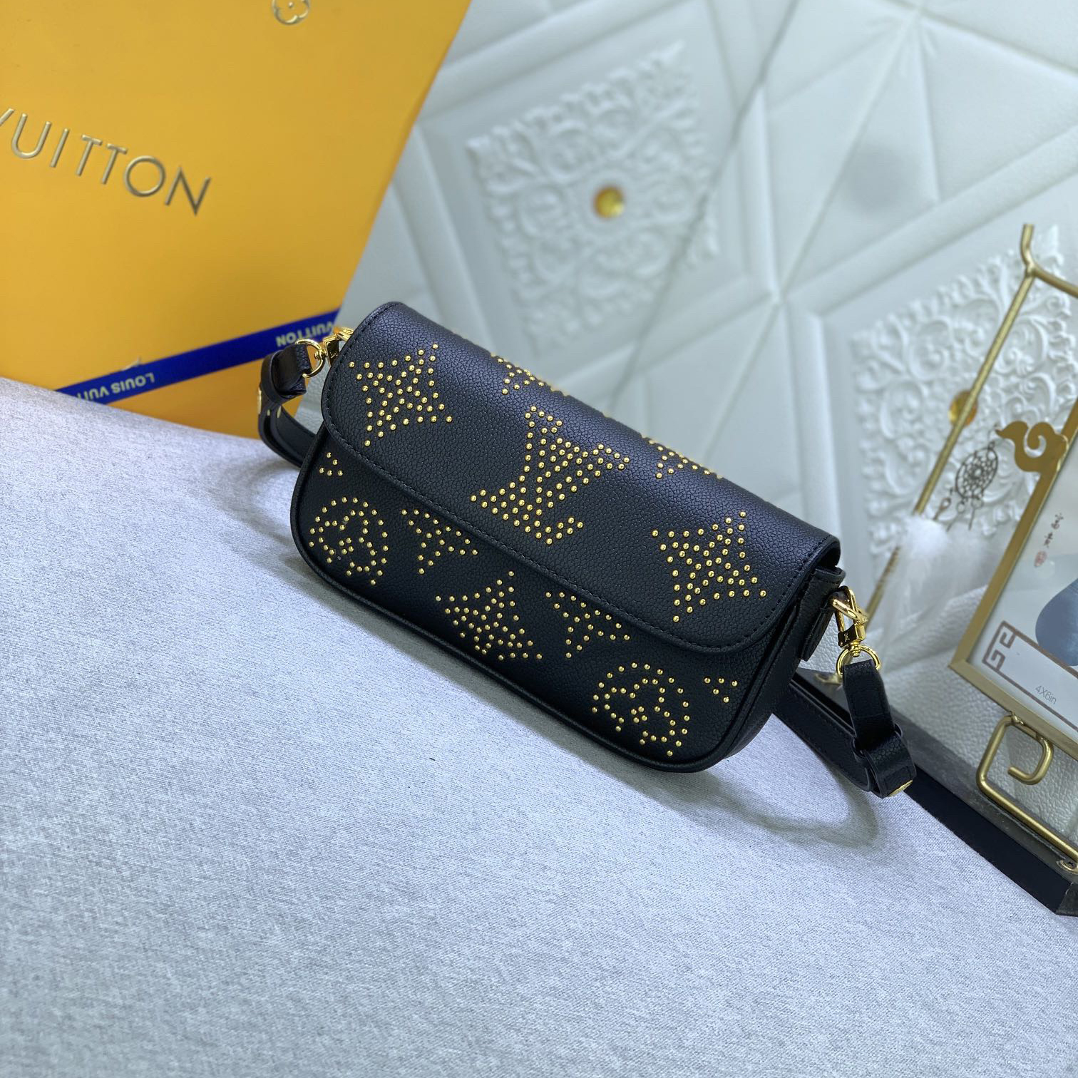 LV High Quality Women Shoulder Bags Luxury Handbags Are Made Of Grain Cowhide Leather With Adjustable Shoulder Straps That Can Be Removed Allowing For Easy Switching Between Crossbody And Long/Short Shoulder Back Female Hand Bags