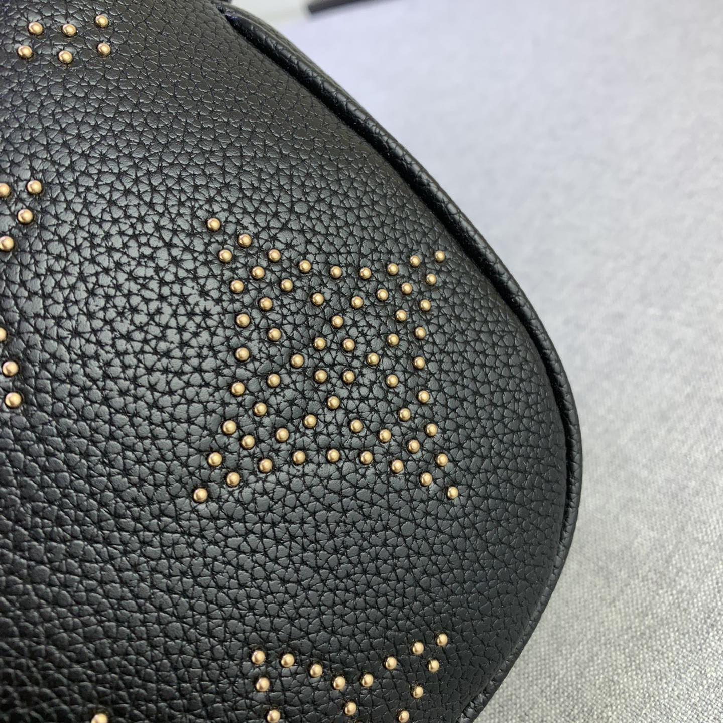 LV High Quality Women Shoulder Bags Luxury Handbags Feature Eye-Catching Studs That Delicately Construct Classic Monogram Patterns Showcasing The Brand's Craftsmanship Both The Handle And Adjustable Shoulder Strap Are Detachable Female Hand Bag