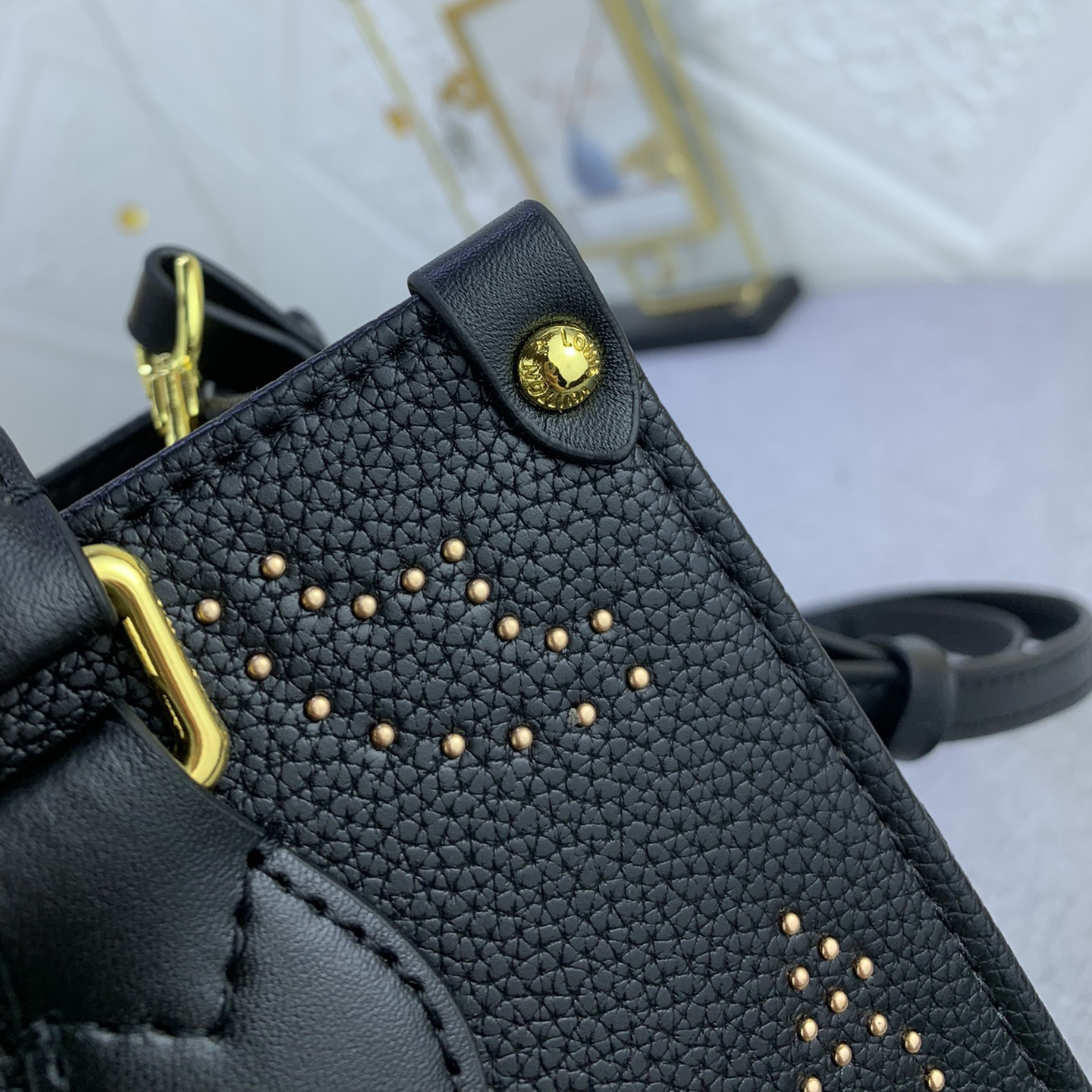 LV High Quality Women Shoulder Bags Luxury Bags Print Monogram Patterns On Soft Grain Cowhide With Ample Interior Space To Accommodate Laptops And Other Office Supplies Female Hand Bags