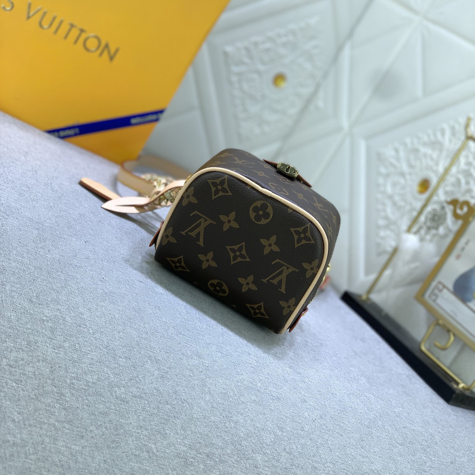 LV High Quality Women Shoulder Bag Luxury Handbag Features A Trendy Design With A Zippered Main Compartment And LV Leather Labels Embellishing The Front Pocket Cleverly Use Detachable Chain And Detachable And Adjustable Shoulder Strap Female Hand Bag