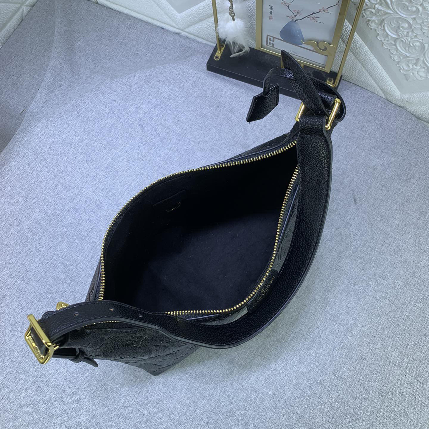 LV High Quality Women Shoulder Bags Luxury Handbag Pays Tribute To The Brand's Collection Design With Its Retro Style And Exquisite Details Ample Space Makes Daily Needs Easy To Carry Adjustable Handle For Multiple Carrying Methods Female Hand Bag