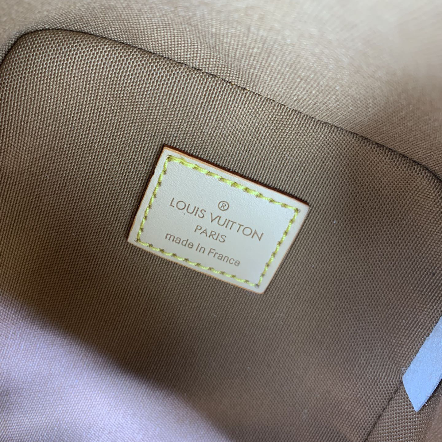 LV High Quality Women Shoulder Bag Luxury Handbag Features A Trendy Design With A Zippered Main Compartment And LV Leather Labels Embellishing The Front Pocket Cleverly Use Detachable Chain And Detachable And Adjustable Shoulder Strap Female Hand Bag