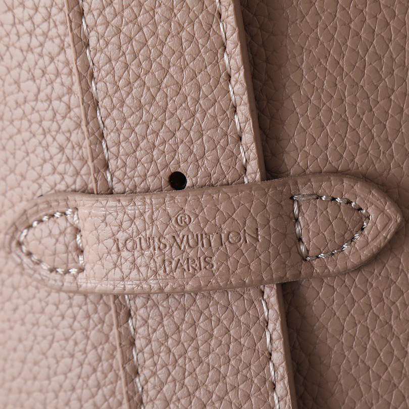 LV High Quality Women Shoulder Bags Luxuries Handbag Is Made Of Smooth Cowhide Leather Paired With Suede Cowhide Lining The Shoulder Strap Can Be Adjusted By A Padlock Buckle And Is Detachable Female Hand Bag